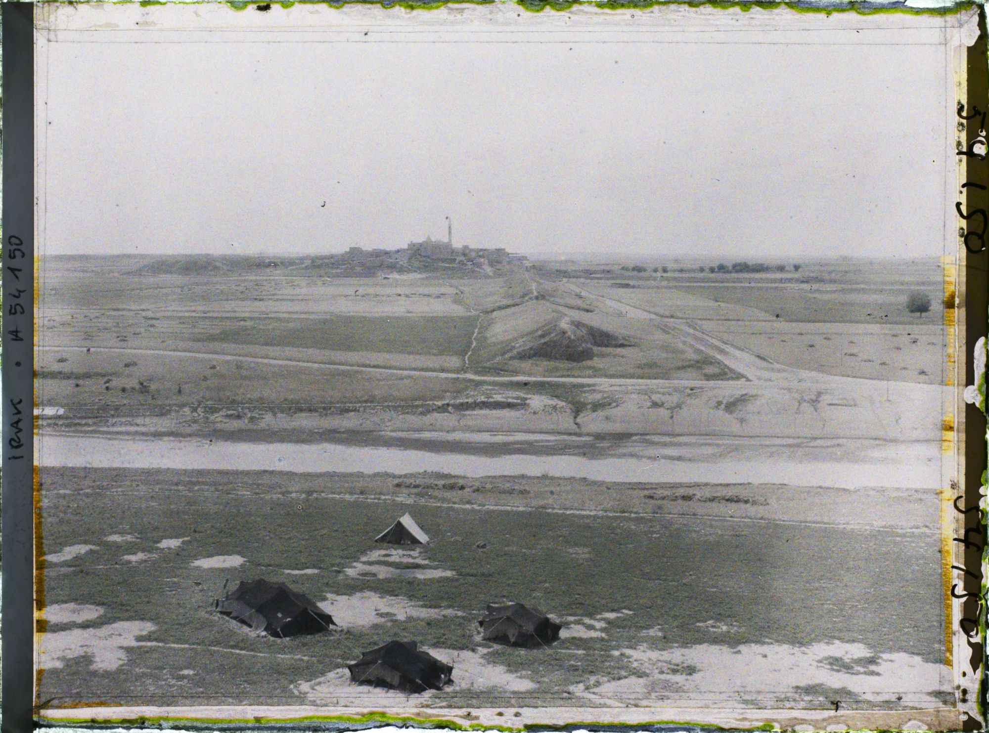 Image représentant Vers le tell de Nebi Yunus. Tentes de nomades et vestiges du mur d'enceinte de la ville