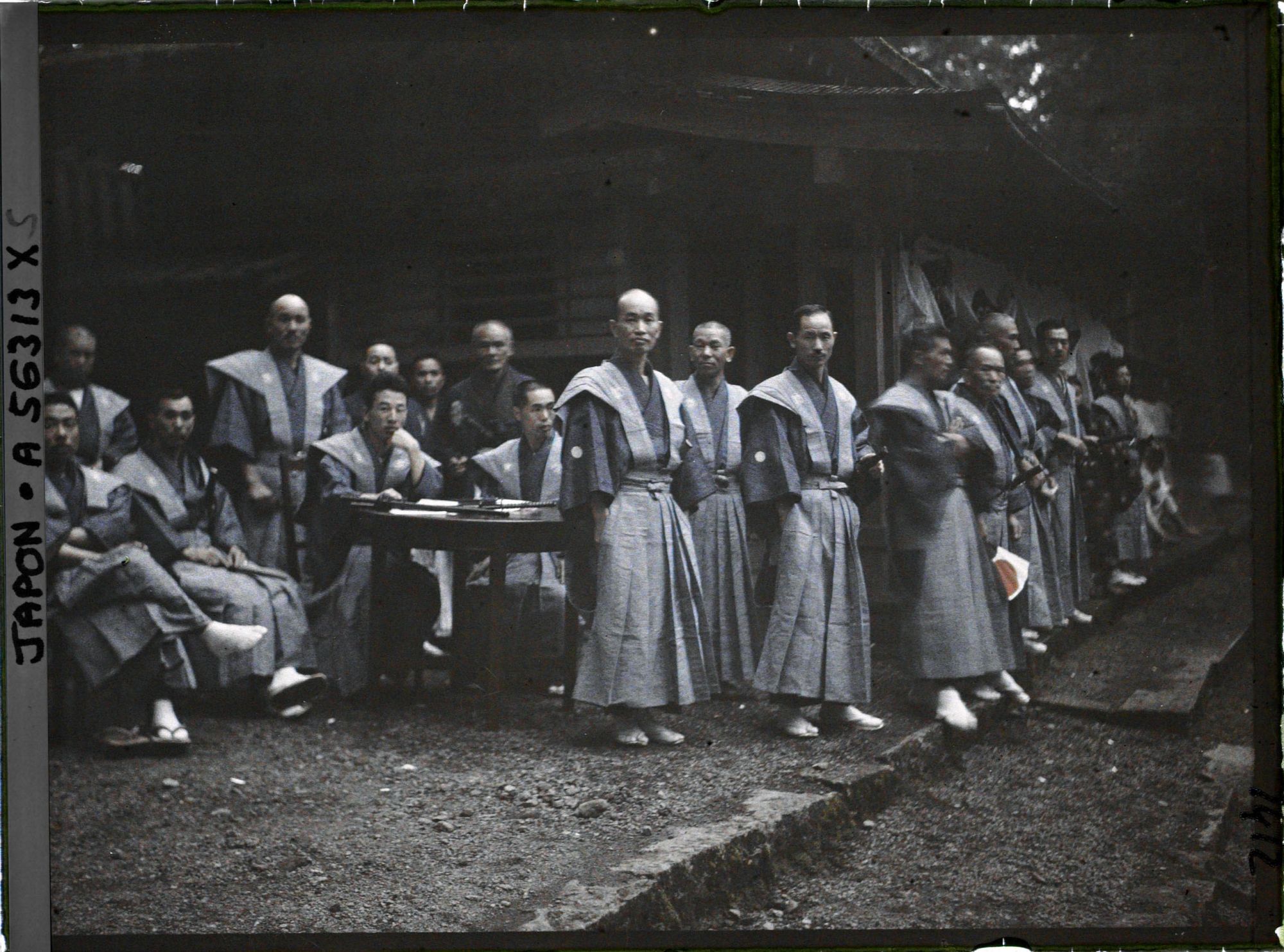 Image représentant Villageois vêtus de Kamishimo (robe imitant une cuirasse), tenue de ville des samouraï de l'époque d'Edo, lors de la fête du sanctuaire Tôshôgu