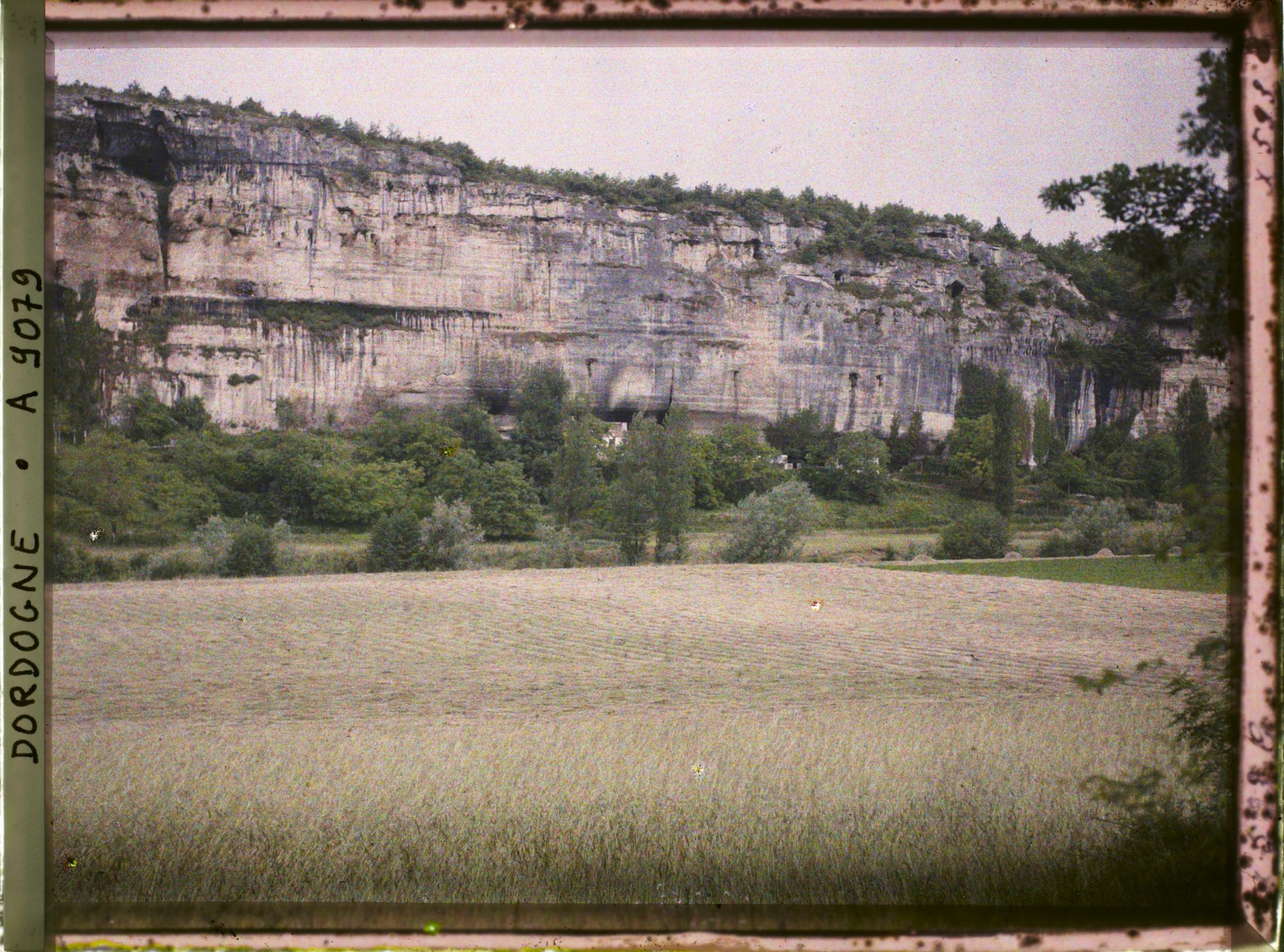 Image représentant France, Deux vues qui se suivent de gauche à dr. représentant les Laugerie au 1er plan