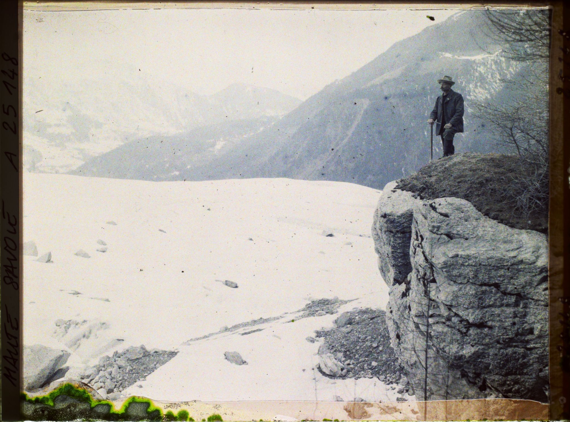 Image représentant France Les Alpes, Glacier des Bossons : La moraine des Bossons, au fond, le Prarion, la Tête Noire et le Col de la Forela