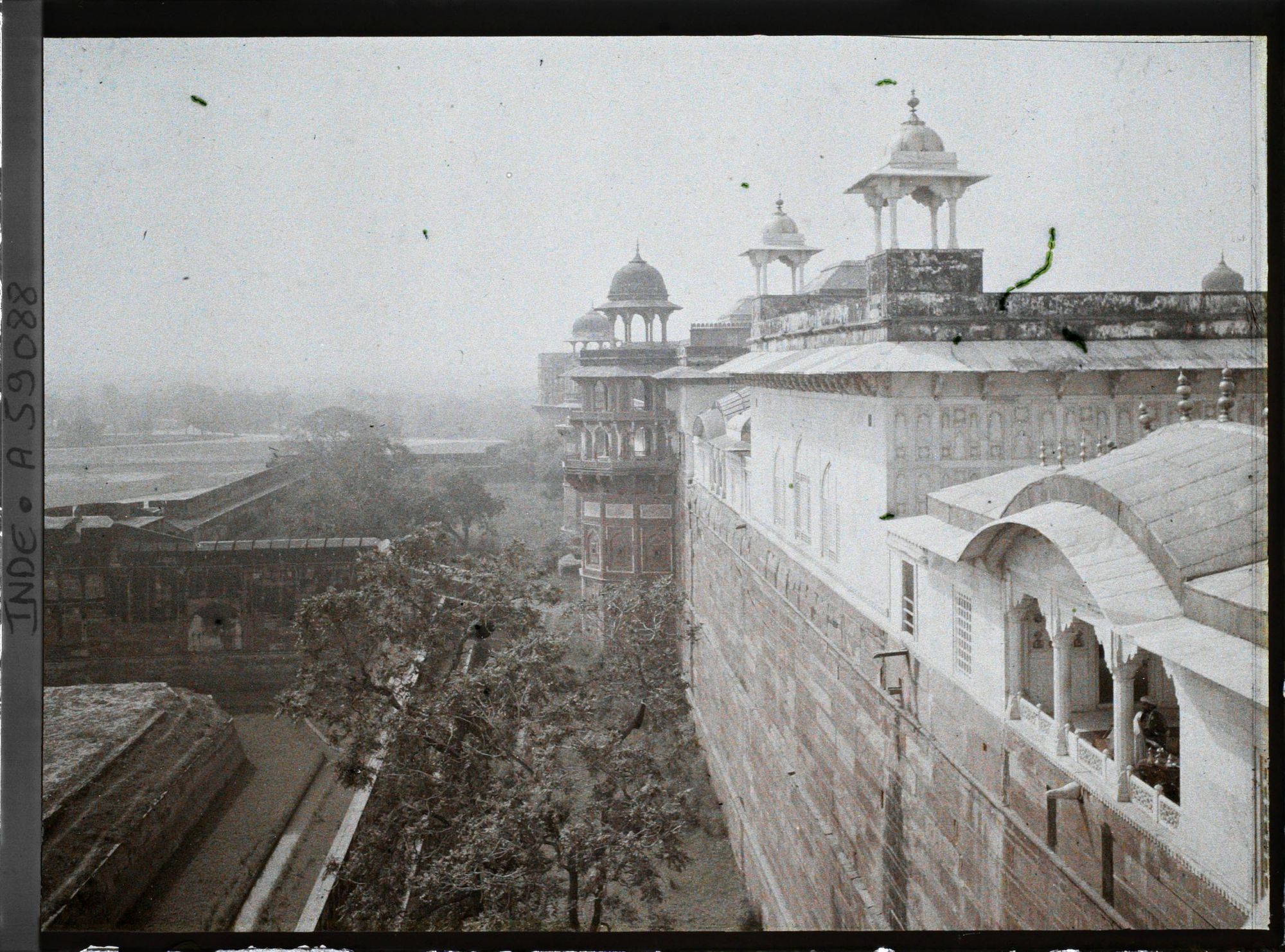 Image représentant Vue sur l'enceinte du fort Rouge (Lal Qila) et les pavillons du palais privé (Khas Mahal) dominés par des chhatris