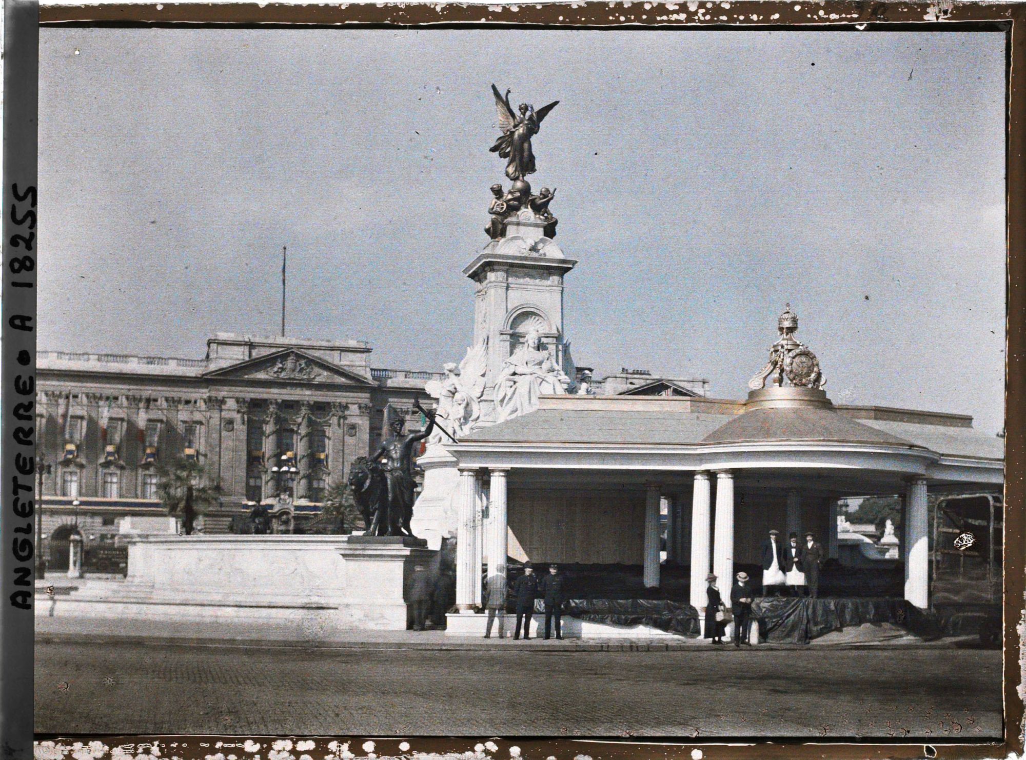 Image représentant La tribune royale devant le Buckigham Palace et le monument dédié à la reine Victoria