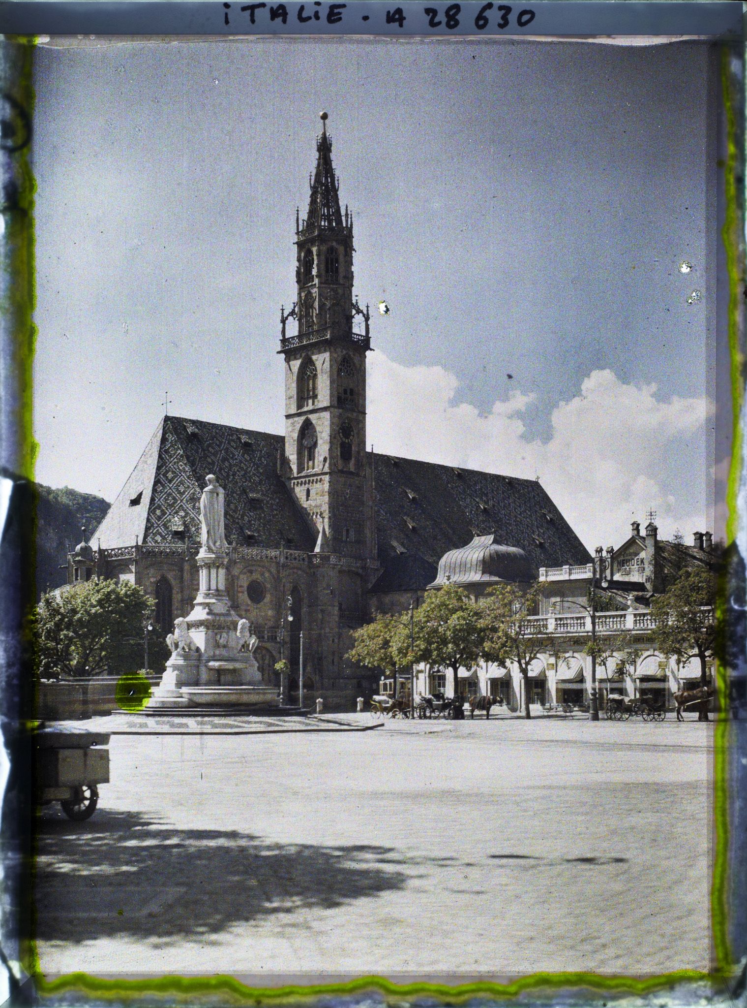 Image représentant La Waltherplatz (Piazza Walther) et le duomo à Bolzano (Bozen)