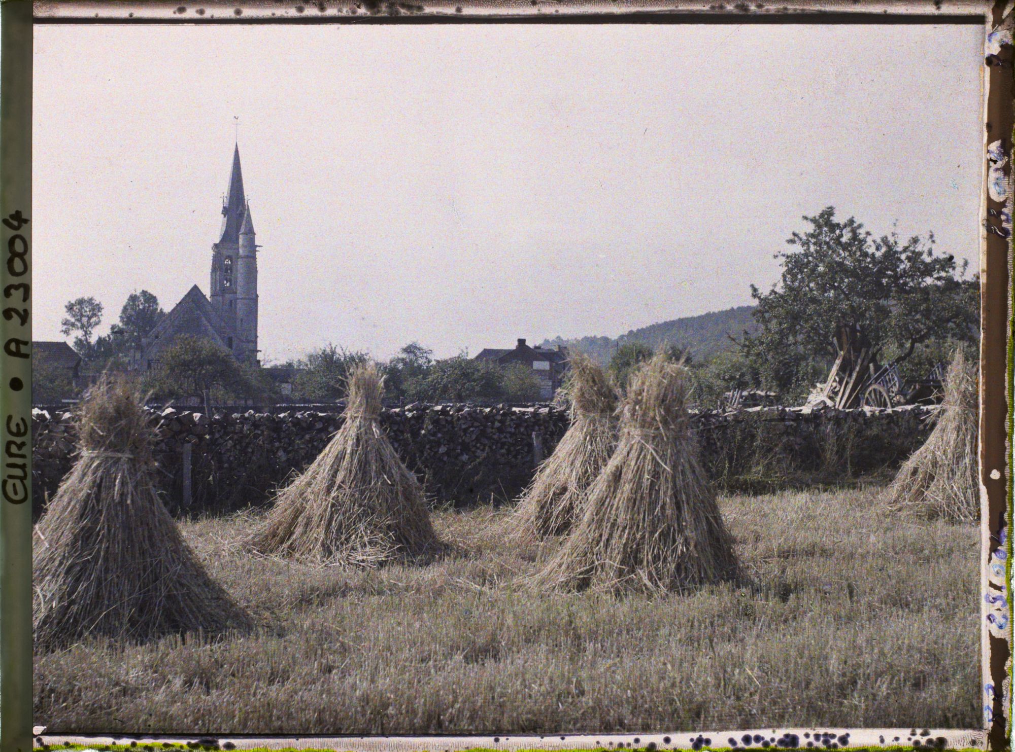 Image représentant L'église et gerbes de pailles