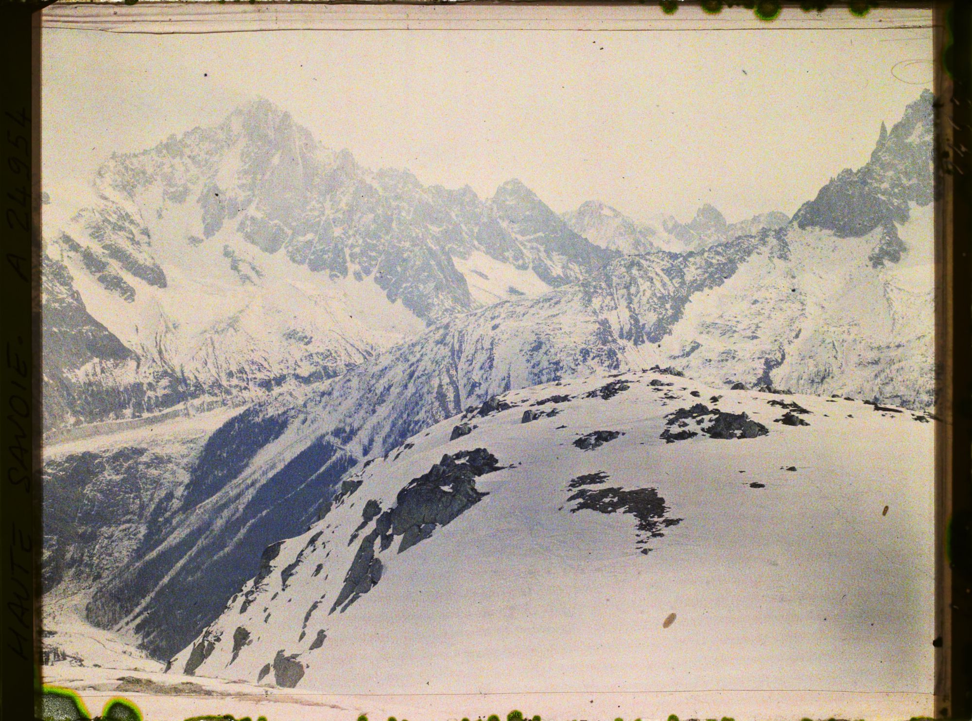 Image représentant Les Alpes, Vue prise de Planpraz Col des Gds Montets, Aiguille Verte, Aiguille du Dru, aiguille du Moine, Glacier de Télèfre, aige de Léchaud, les petes Jurasses, aige de la République, qui se rattache au Gd Charmoz