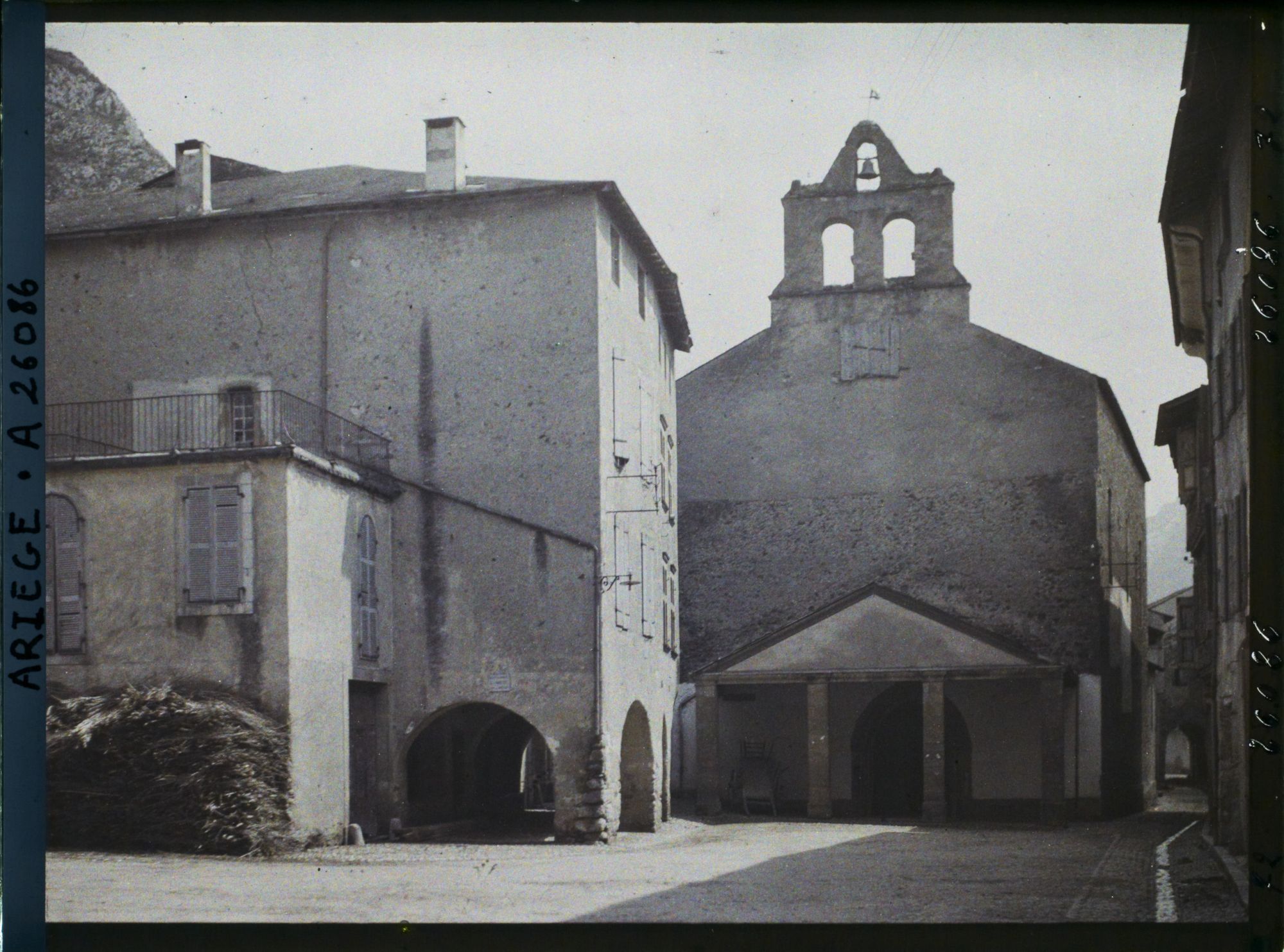 Image représentant La place de la vieille ville et l'église