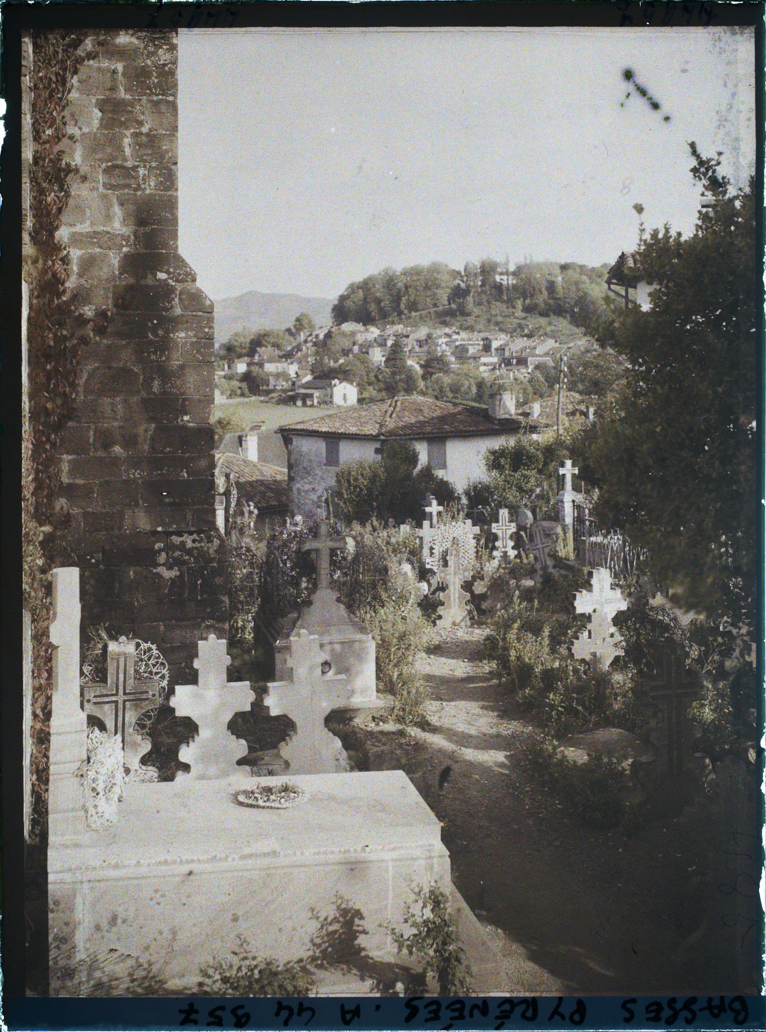 Image représentant France, Ispoure, Le Cimetière et le Village