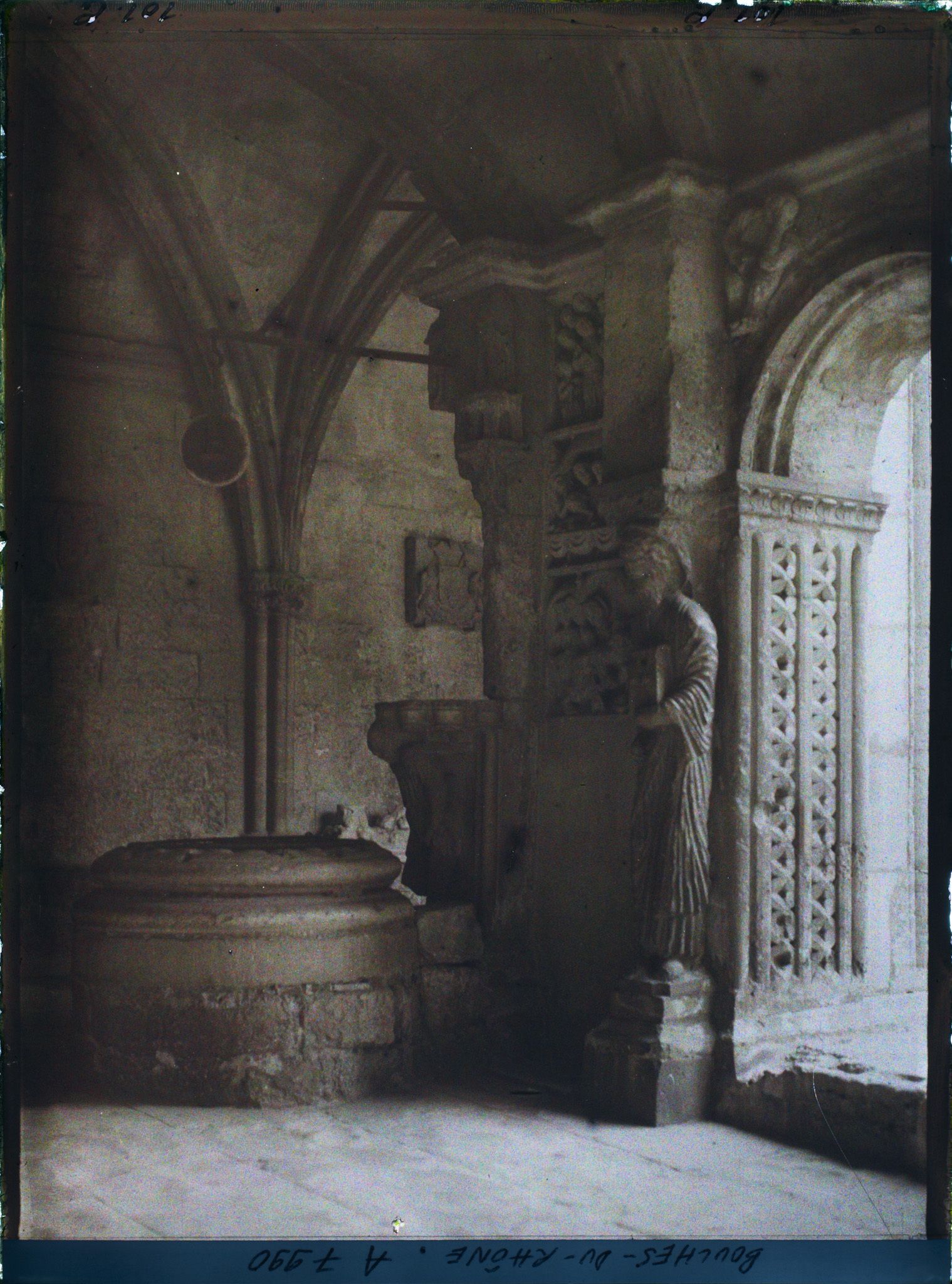 Image représentant Le puits du cloître, église de Saint-Trophime