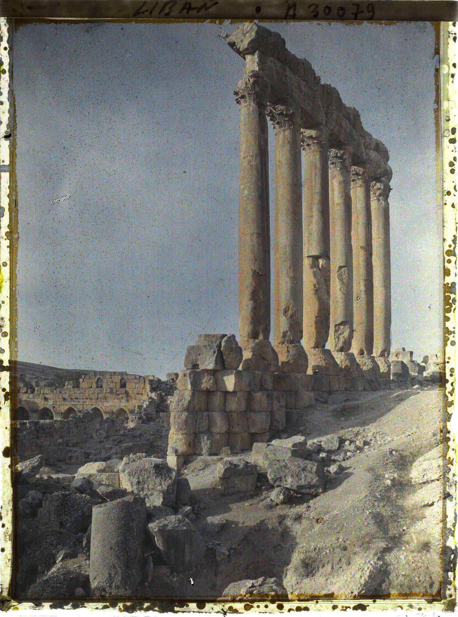 Image représentant Vue du côté interne des six colonnes restantes du péristyle méridional du sanctuaire du Temple de Jupiter Héliopolitain