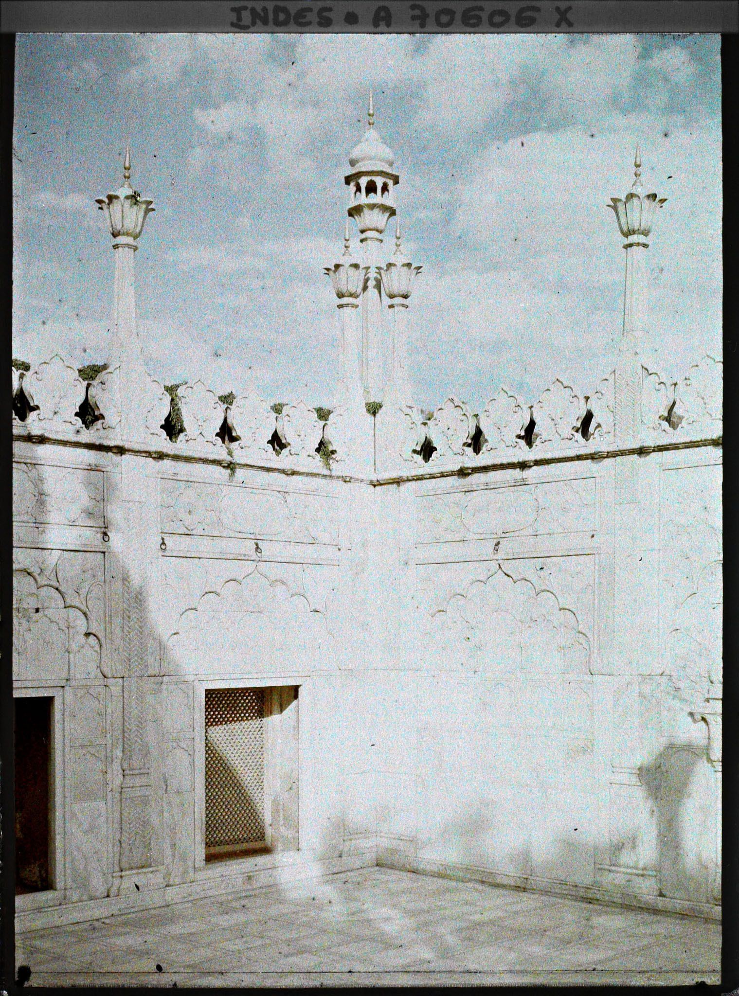 Image représentant L'enceinte de marbre de la mosquée de la Perle (Moti Masjid) dans le fort Rouge (Lal Qila)