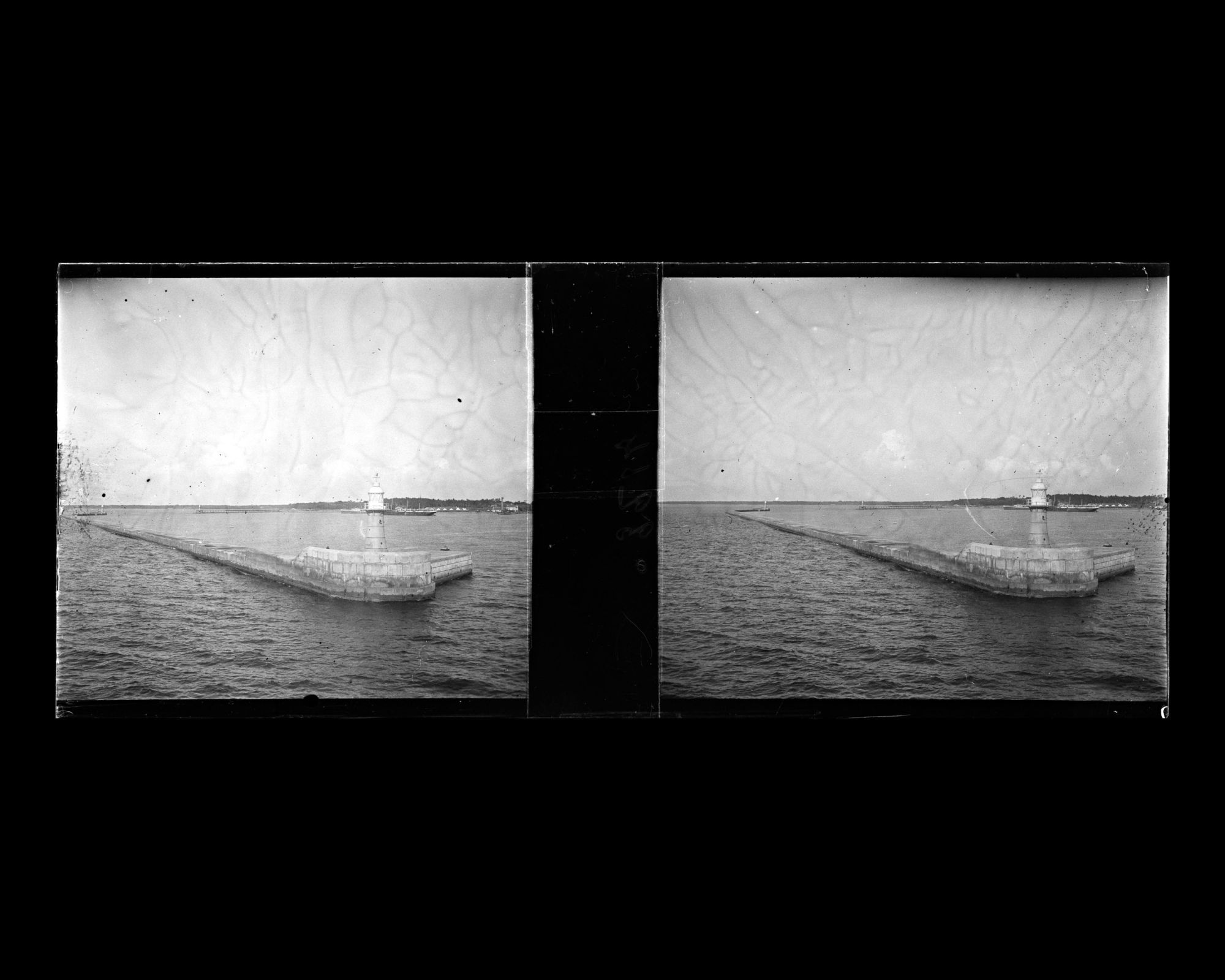 Image représentant Le phare à l'extrémité de la jetée