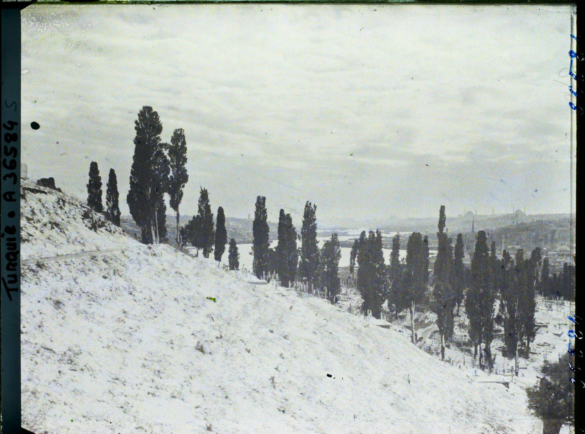 Image représentant Turquie, Constantinople - Eyoub, Cimetière d'Eyoub - Le Cimetière sous la neige