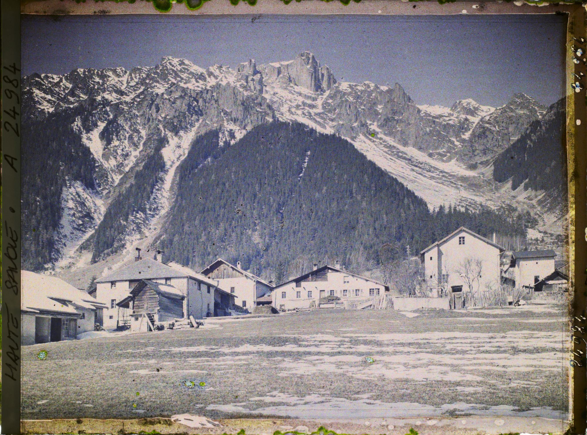 Image représentant France, Moussoux, Les Alpes - Vallée de Chamonix  Village des Moussoux et le Brévent