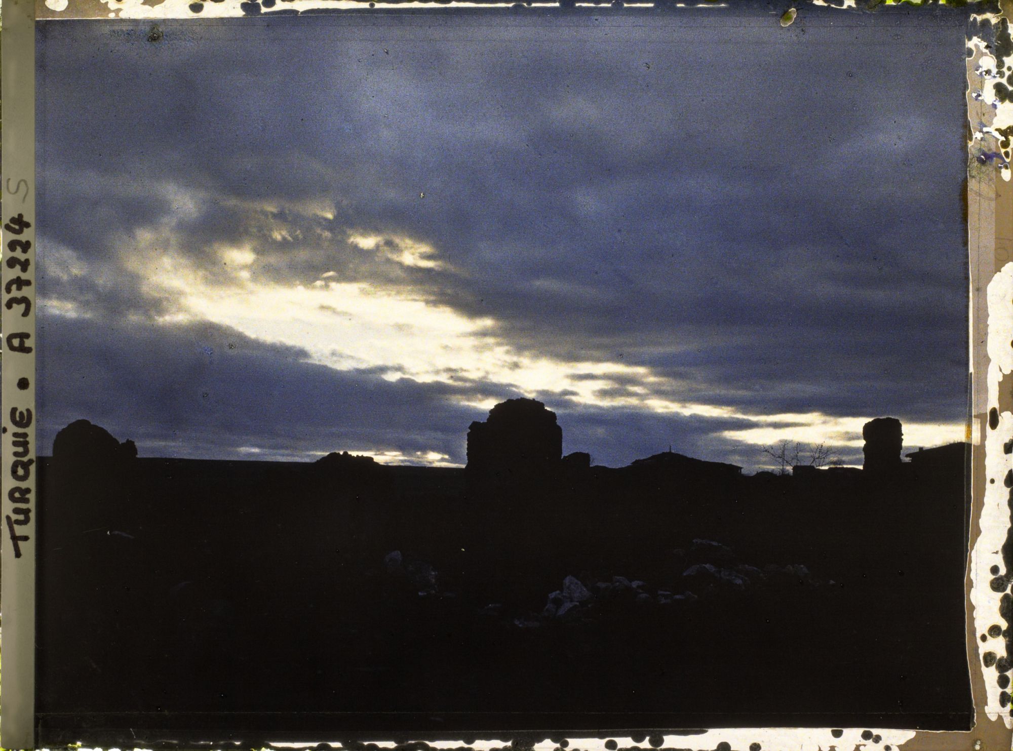 Image représentant Crépuscule sur les ruines