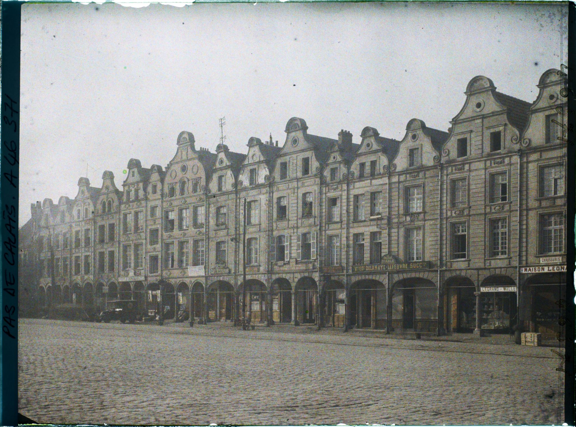 Image représentant France, Arras, Petite place, partie Est Côté Nord dans la brume
