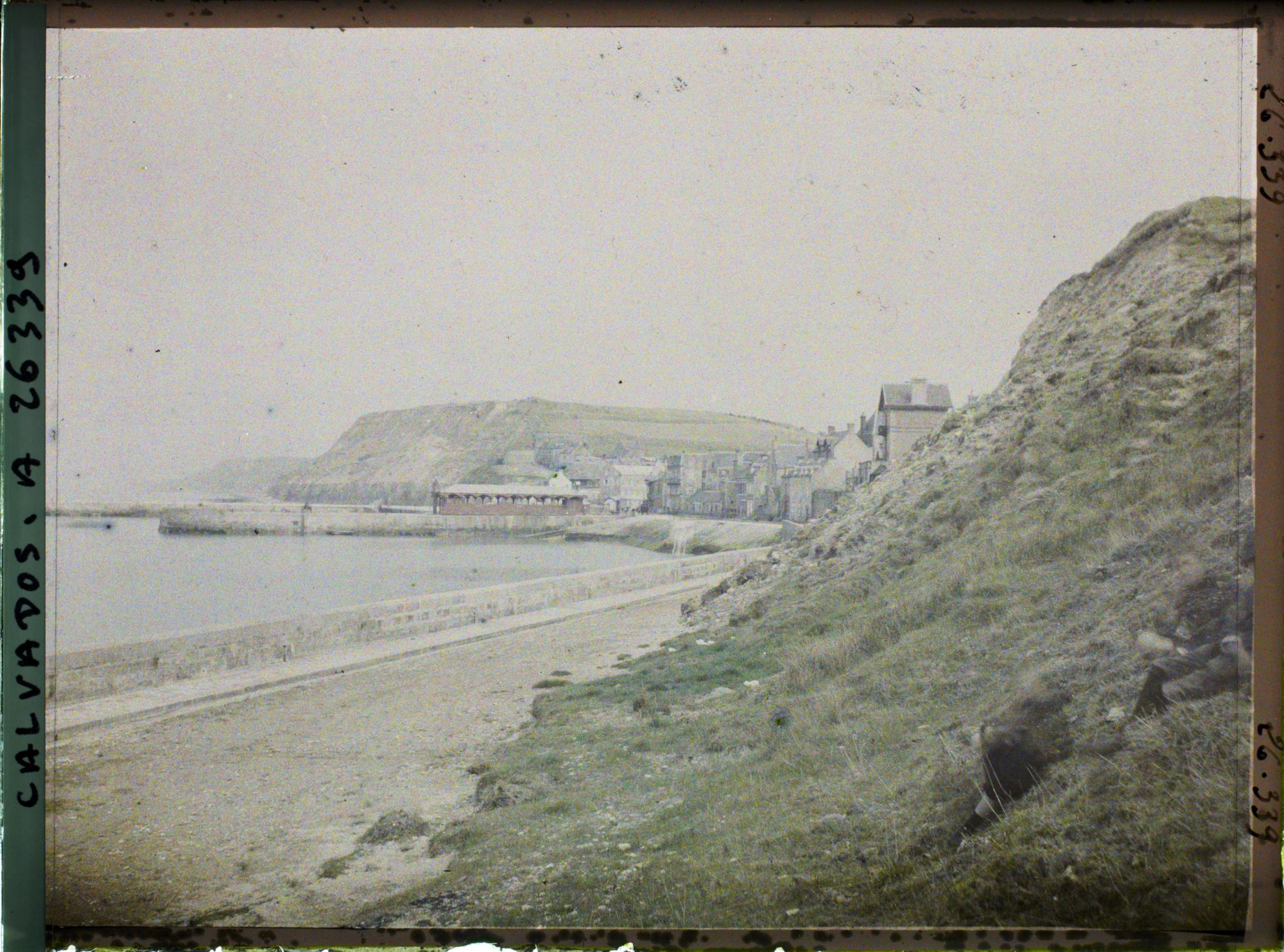 Image représentant Falaise de la Bonne Vierge et aiguille de la Poissonnerie (?)