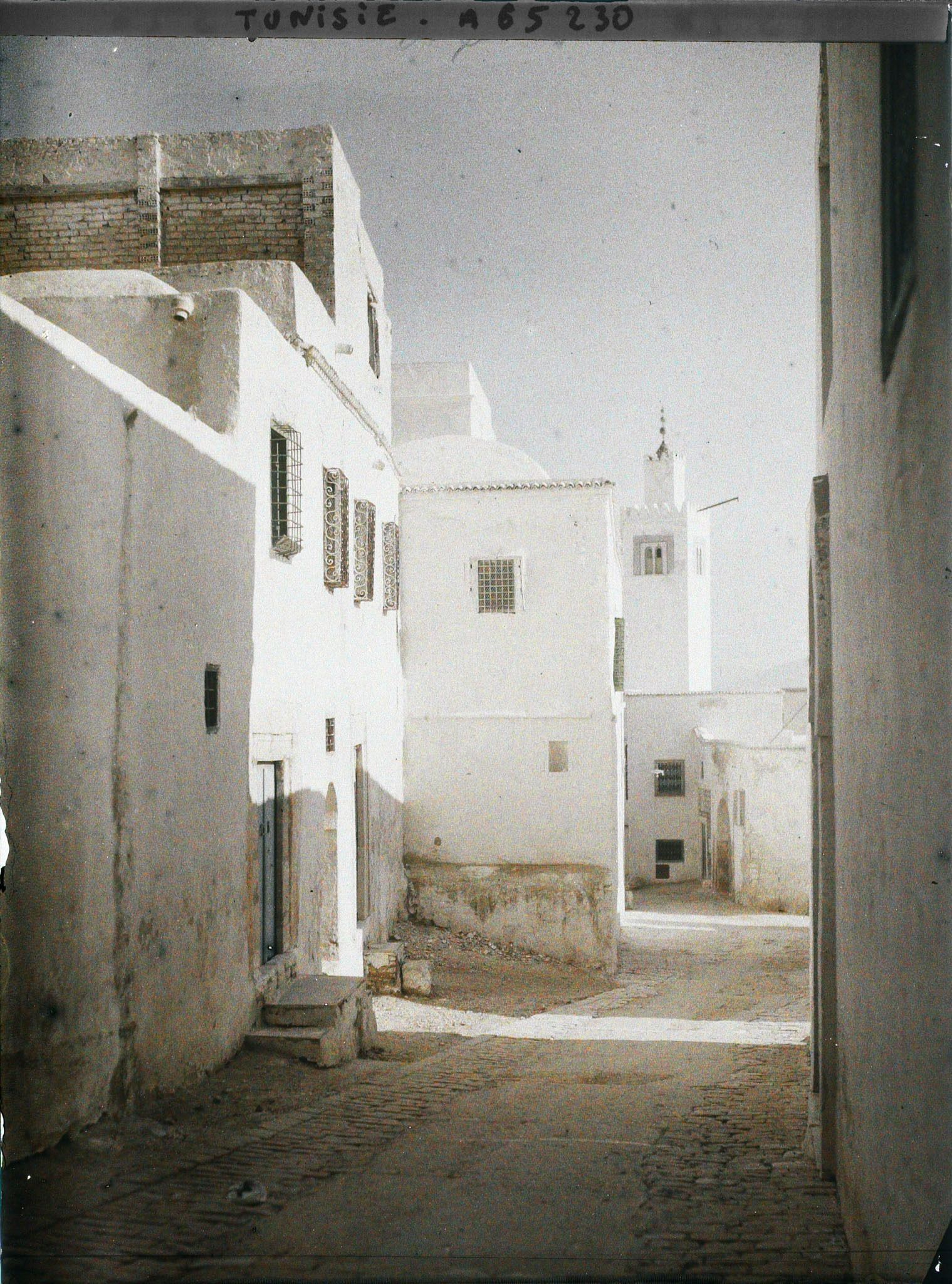 Image représentant La rue principale du village avec à l'arrière-plan le minaret de la mosquée