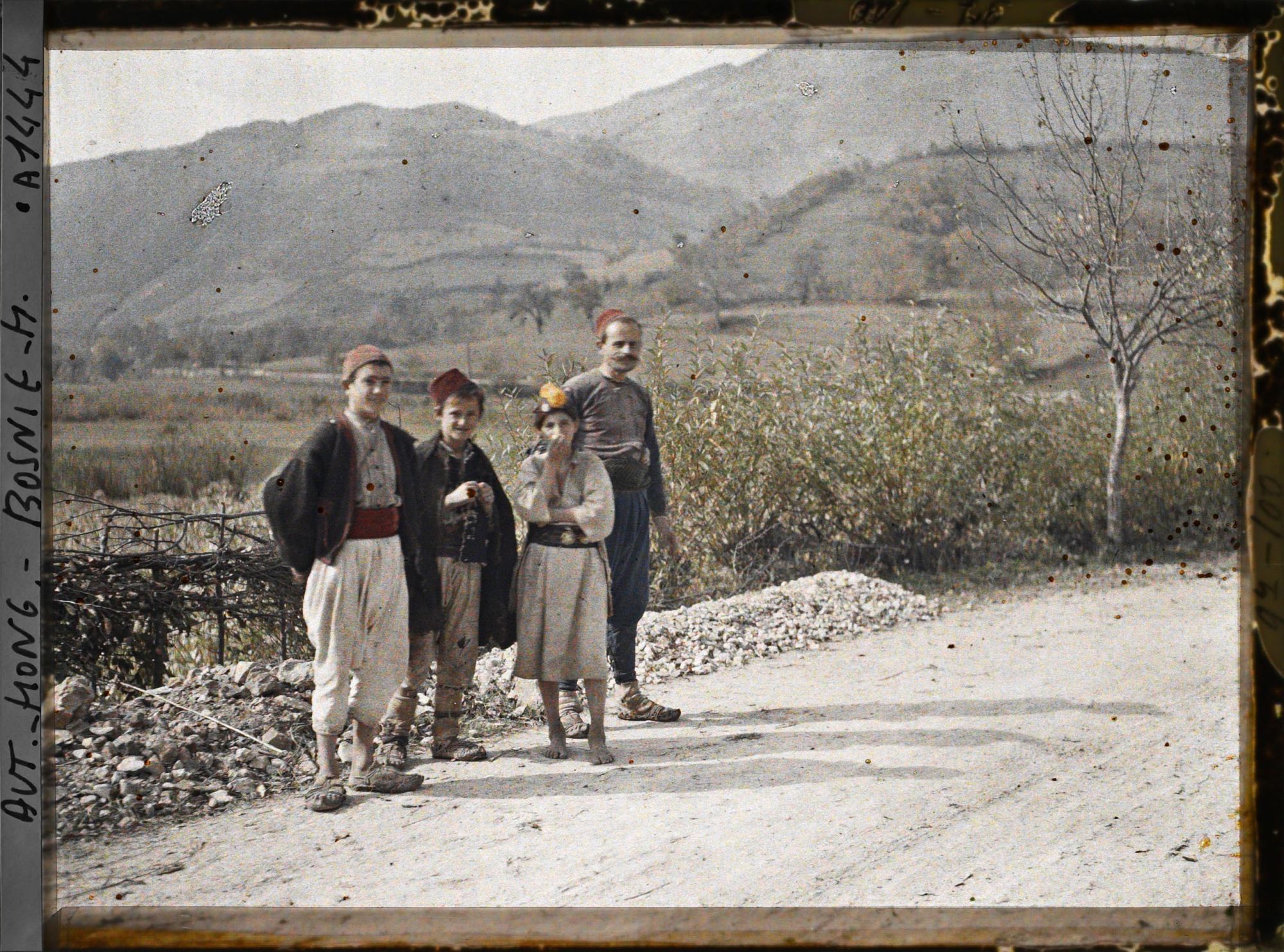 Image représentant La petite fille, deux garçons et un homme