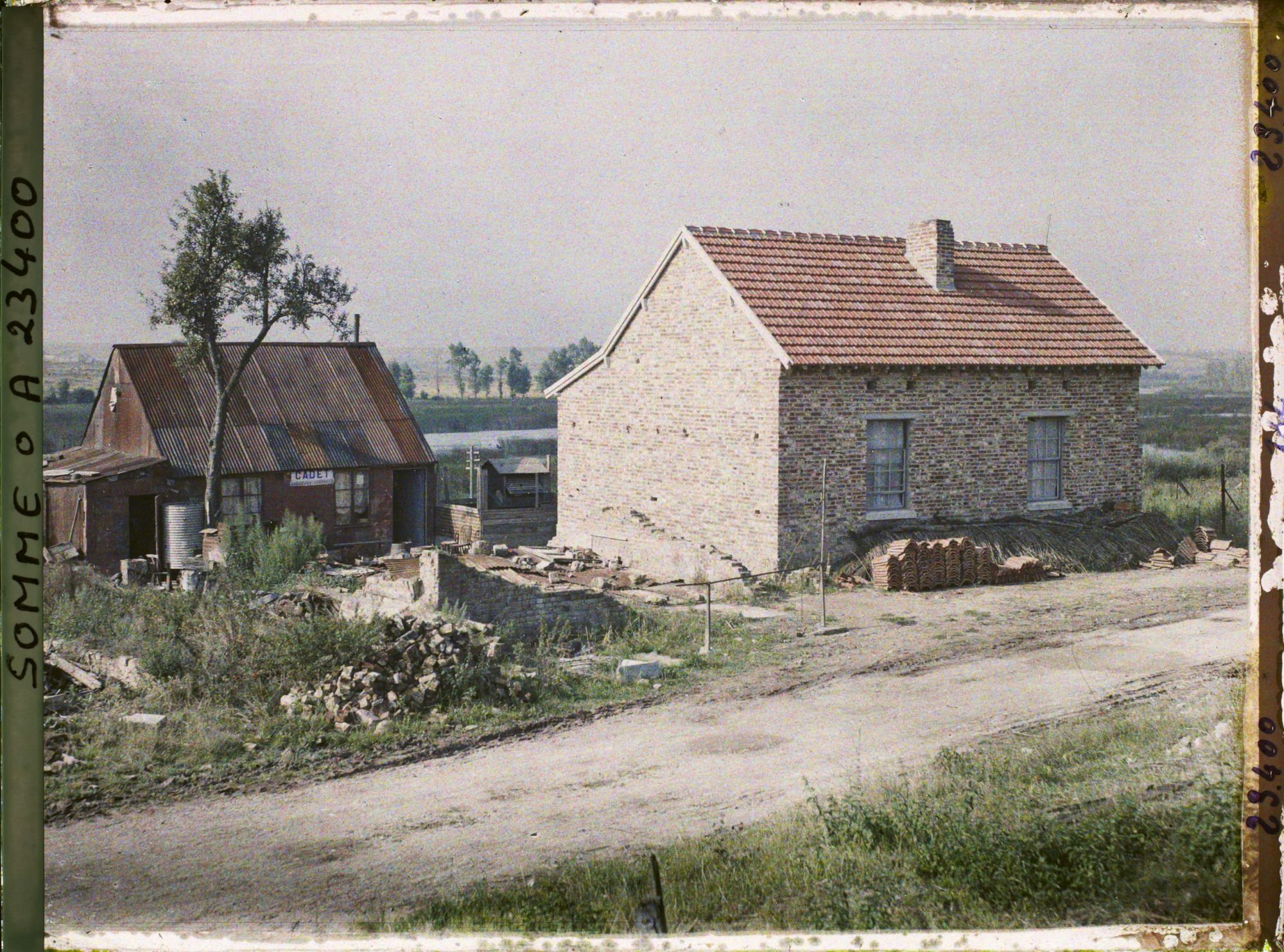 Image représentant France, Cléry, Maison neuve et maison en tôle