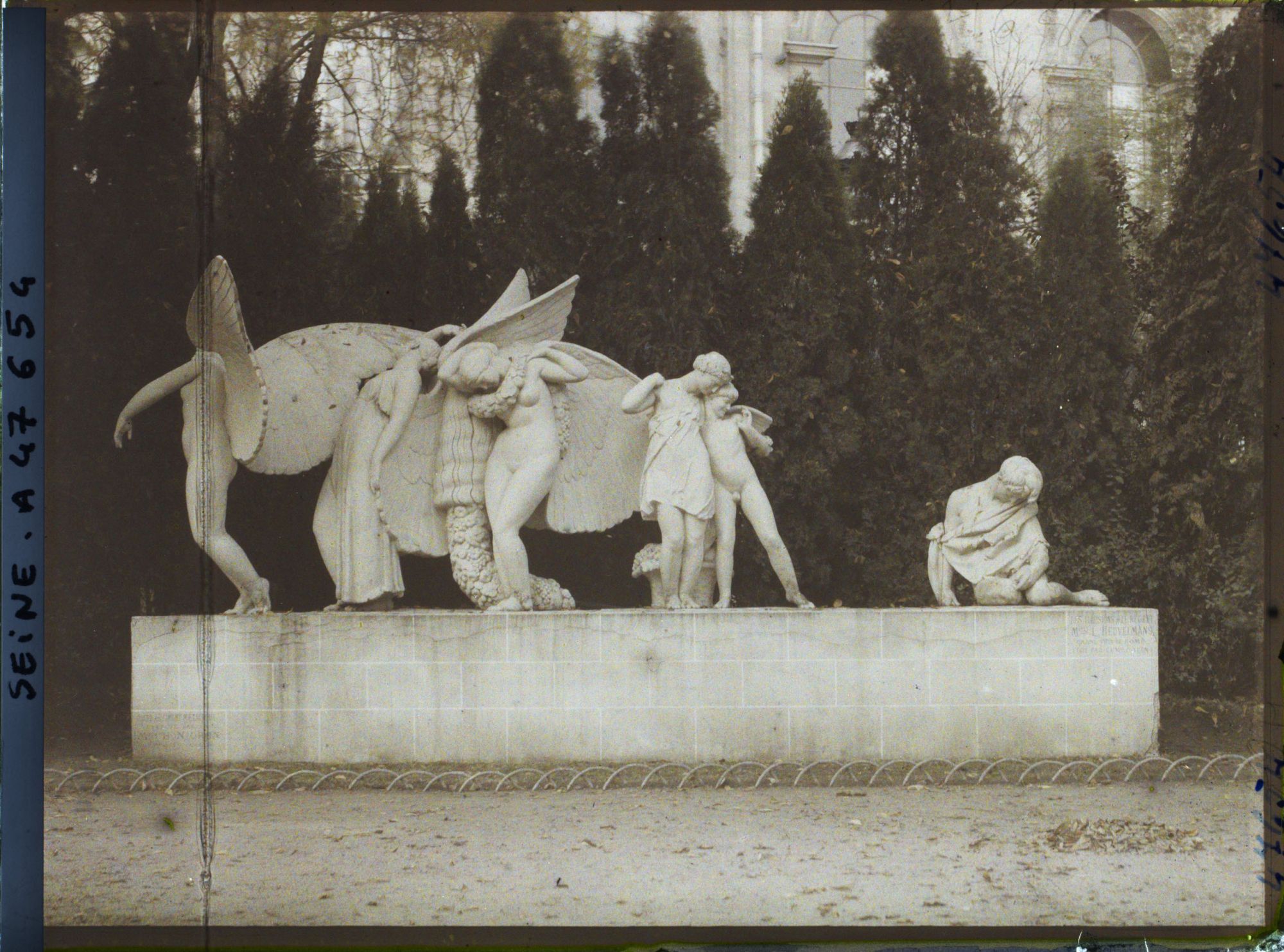 Image représentant L'Exposition des arts décoratifs, Jardin du Pavillon de la Ville de Paris, Groupe de Lucienne Heuvelmans