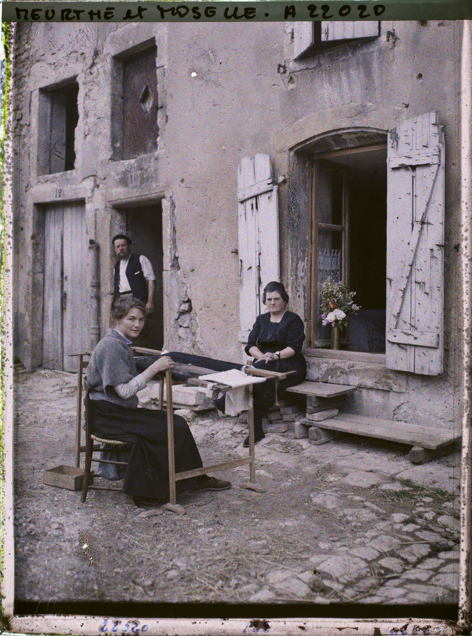 Image représentant Une jeune fille faisant de la broderie perlée