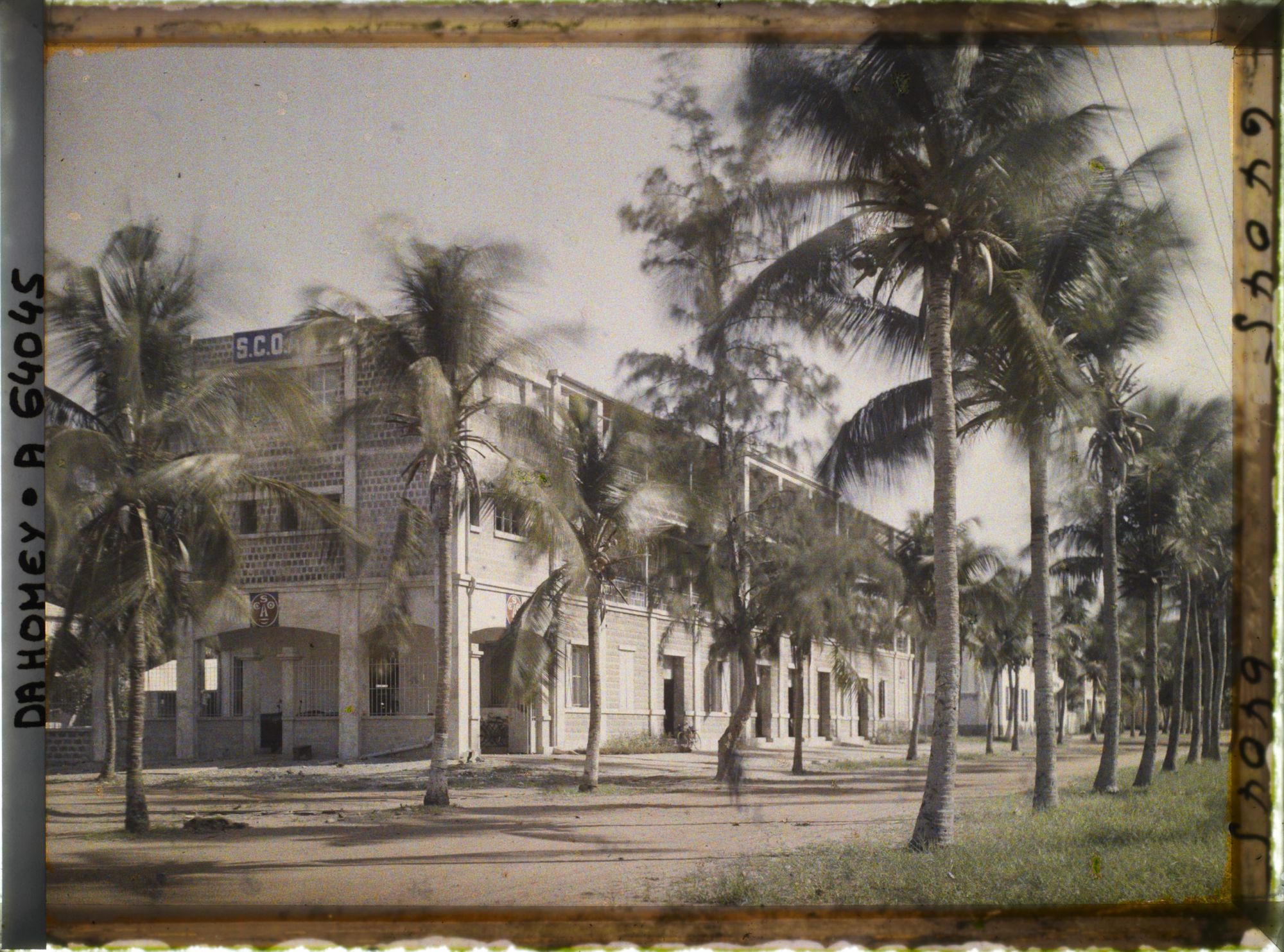 Image représentant Factorerie de la SCOA (Société commerciale de l'Ouest africain) sur l'avenue de la Lagune, quartier européen
