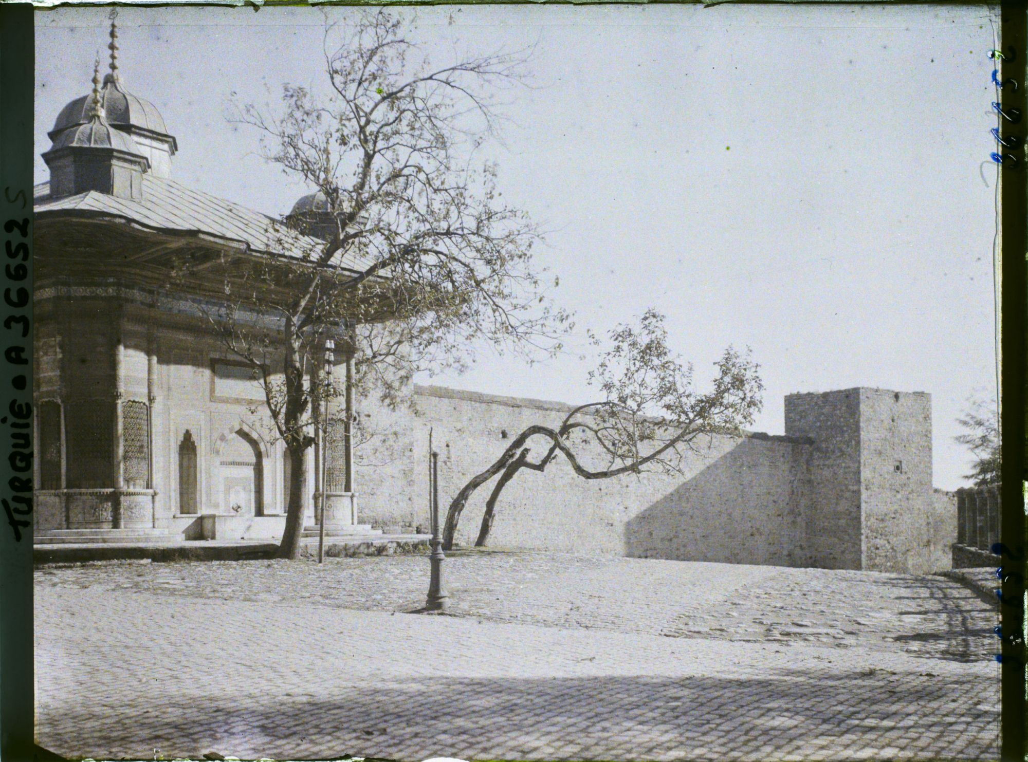 Image représentant Turquie, Constantinople, Fontaine d'Ahmed et mur de Top Kapou