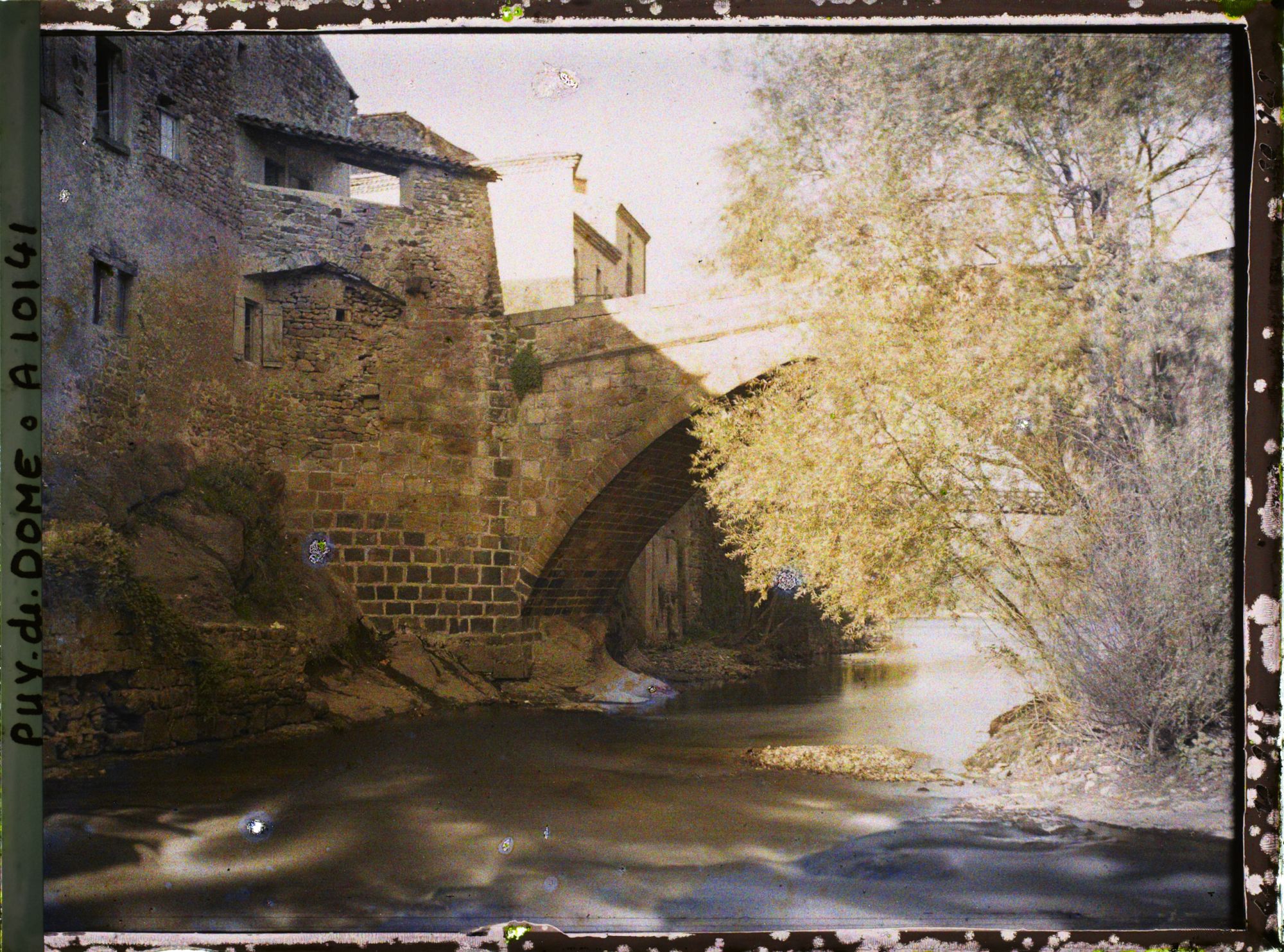 Image représentant France, Coudes, Vue sur le Vieux Pont