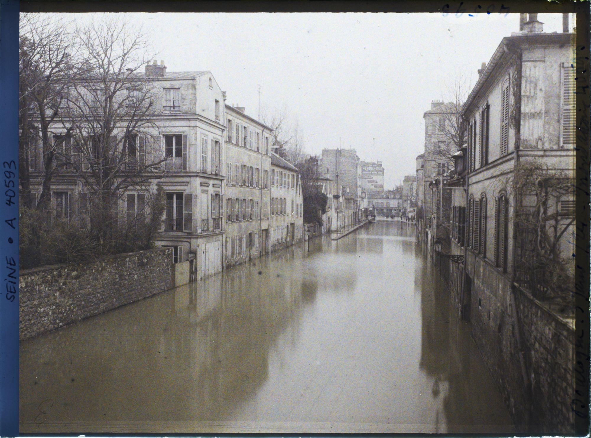 Image représentant La rue du Port inondée par la crue de la Seine