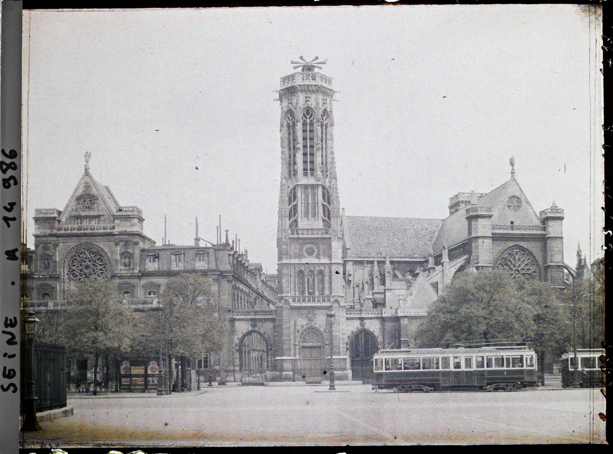 Image représentant Sirène sur le beffroi de l'église Saint-Germain-l'Auxerrois