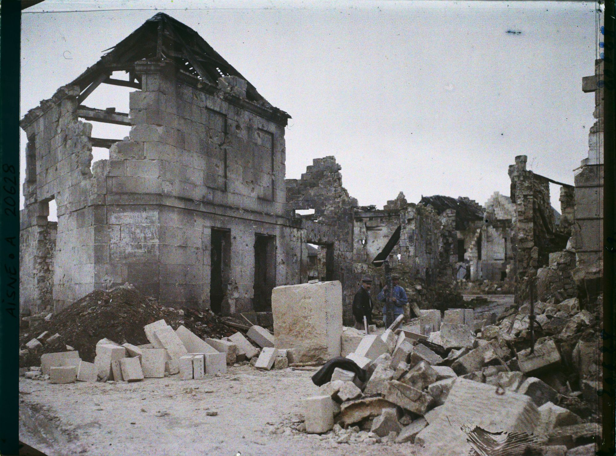 Image représentant France, Crouy, Taillleurs de pierre dans les ruines
