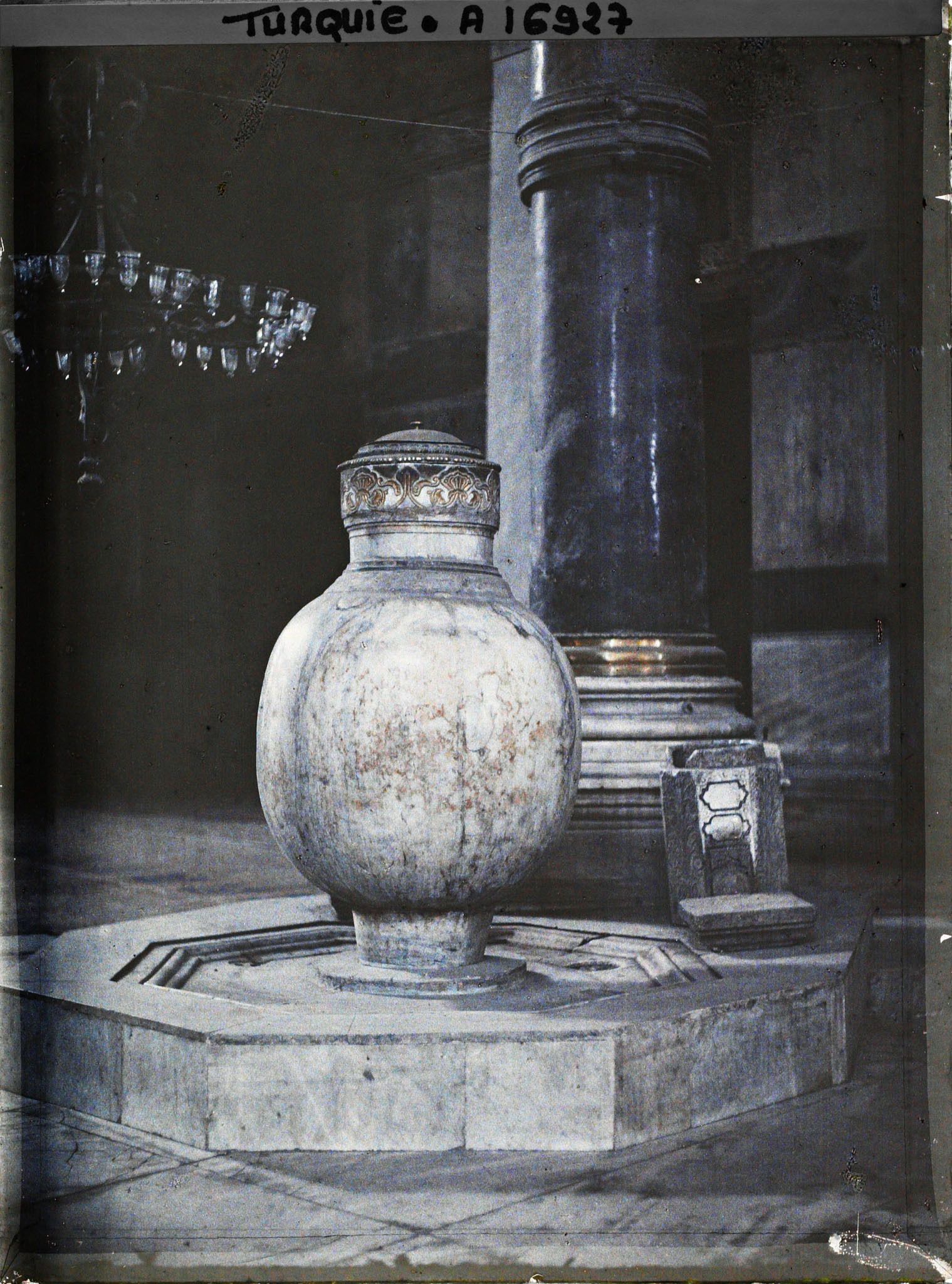 Image représentant Jarre antique au pied d'une colonne de la Aya Sophia Camii ("mosquée Sainte-Sophie")