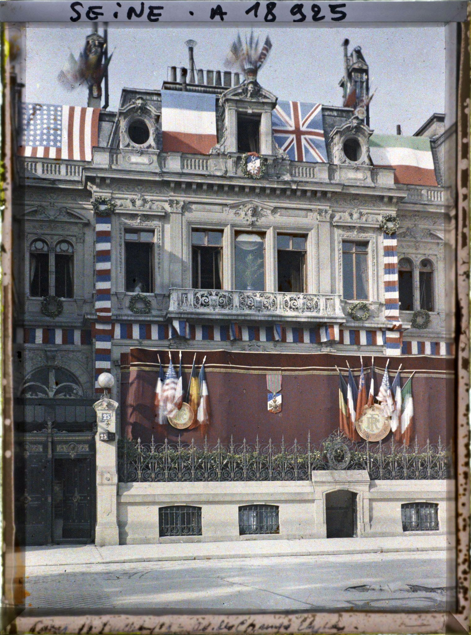 Image représentant Le 25 de l'avenue des Champs-Elysées (actuel hôtel de la Païva) décoré pour les fêtes de la Victoire des 13 et 14 juillet 1919