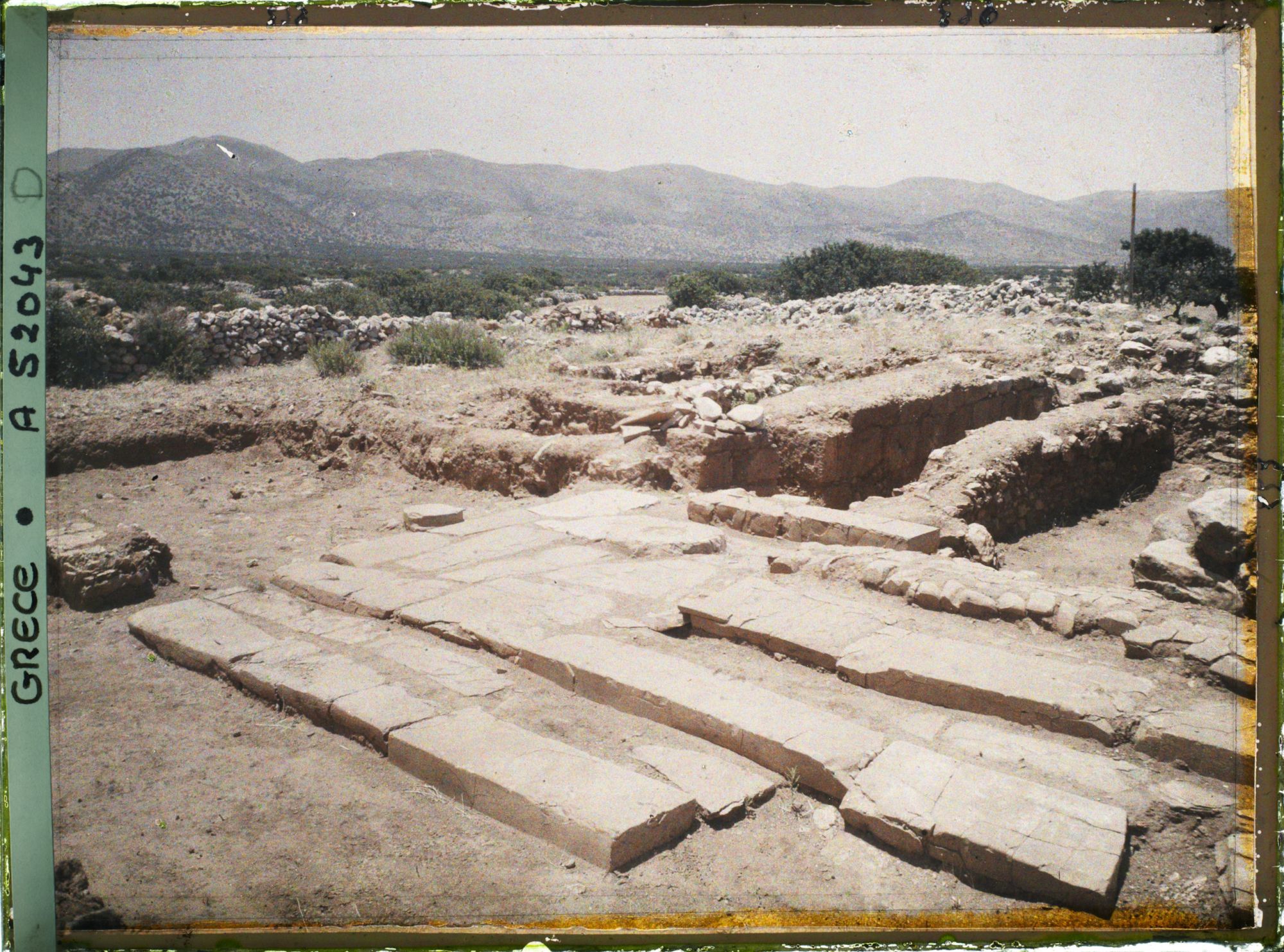Image représentant Dans l'angle sud-ouest de la cour centrale, l'autel circulaire (ou table à libations)