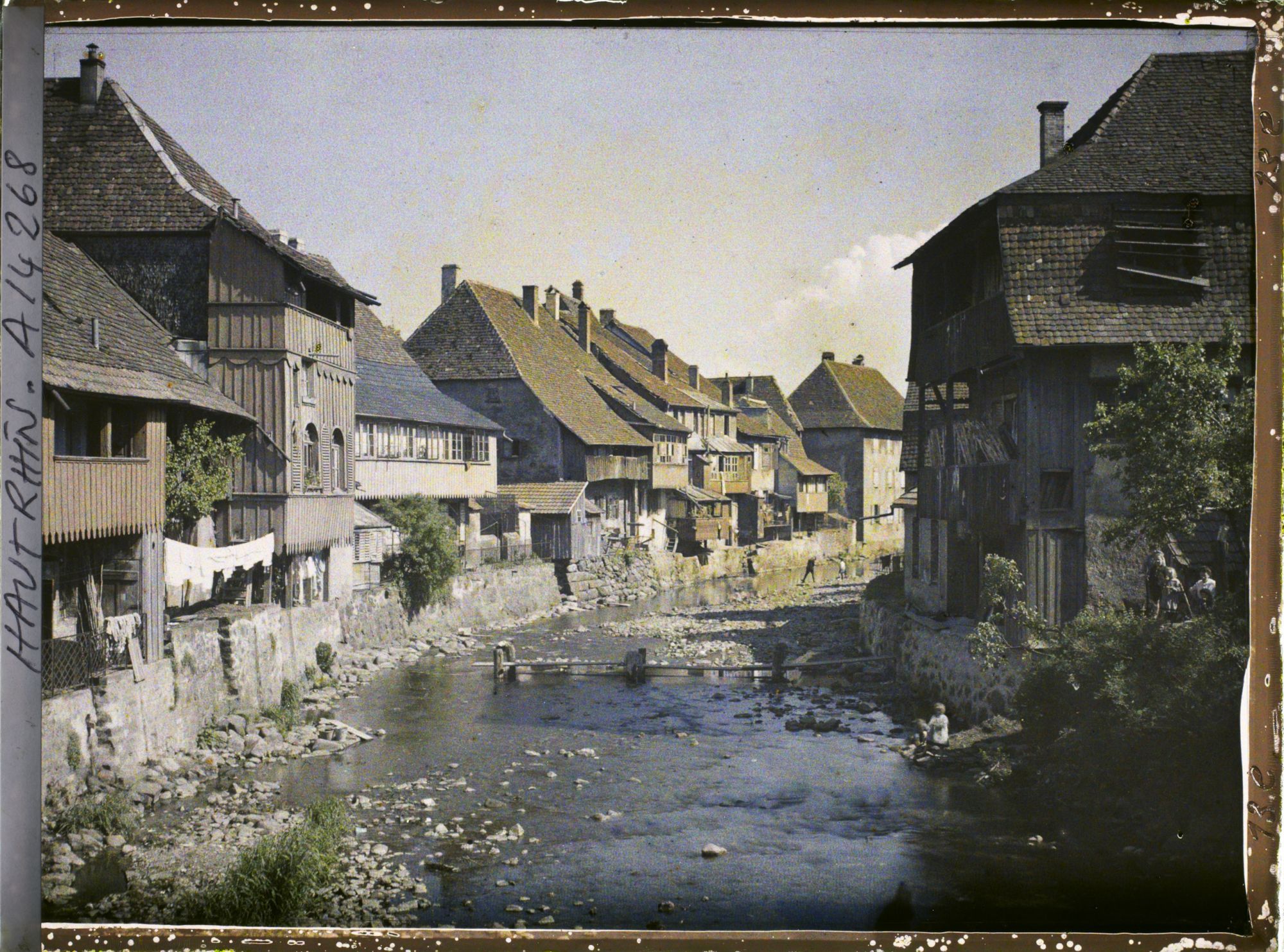 Image représentant Les bords de la Doller vers l'aval, prise du pont de l'Eglise