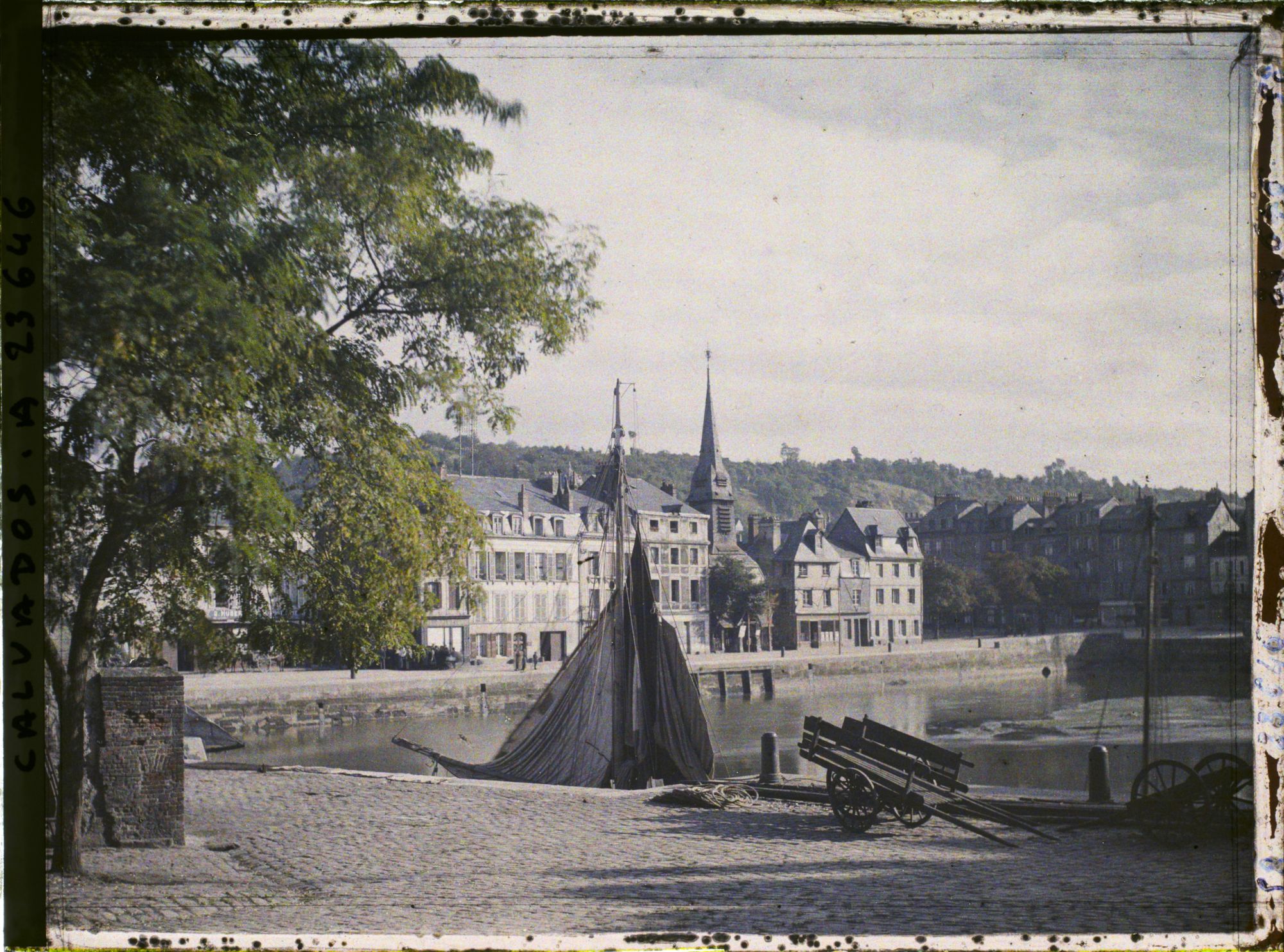 Image représentant Le vieux bassin et l'église Saint-Etienne