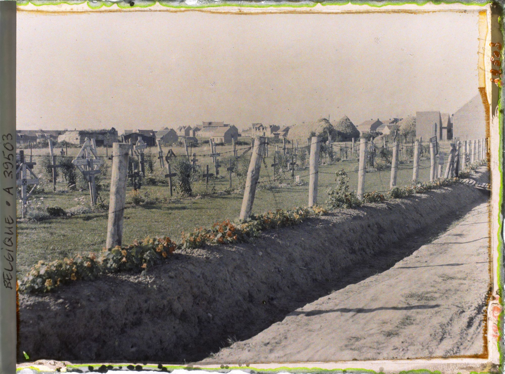 Image représentant Belgique, Witschaete, Vue sur le Village et Cimetière Anglais