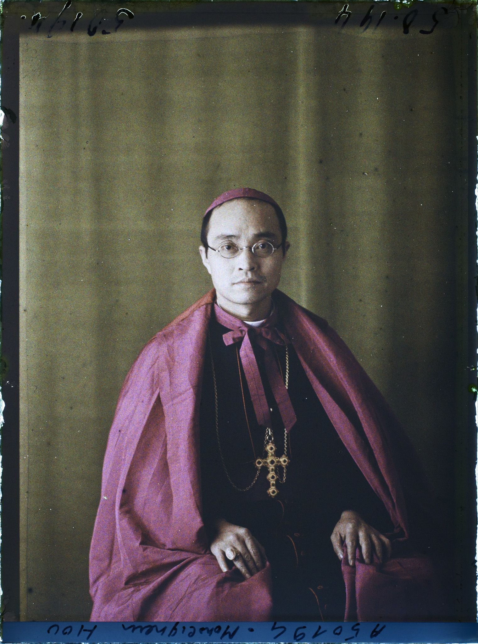 Image représentant https://musee-albert-kahn.s-museum.fr/home/NWQ2OTAwYzNmYjZlZTk1ZWQwODJmMjY4L2dlbmVyaWMtbm90aWNlLXRhYi9hdXRob3JpdHkvNjE3YTc5ZjVjZjhiODk2OGIzMzM3ZDIx/5d6900c3fb6ee95ed082f268/generic-notice-tab/authority/617a79eacf8b8968b333659e Monseigneur Joseph Hou