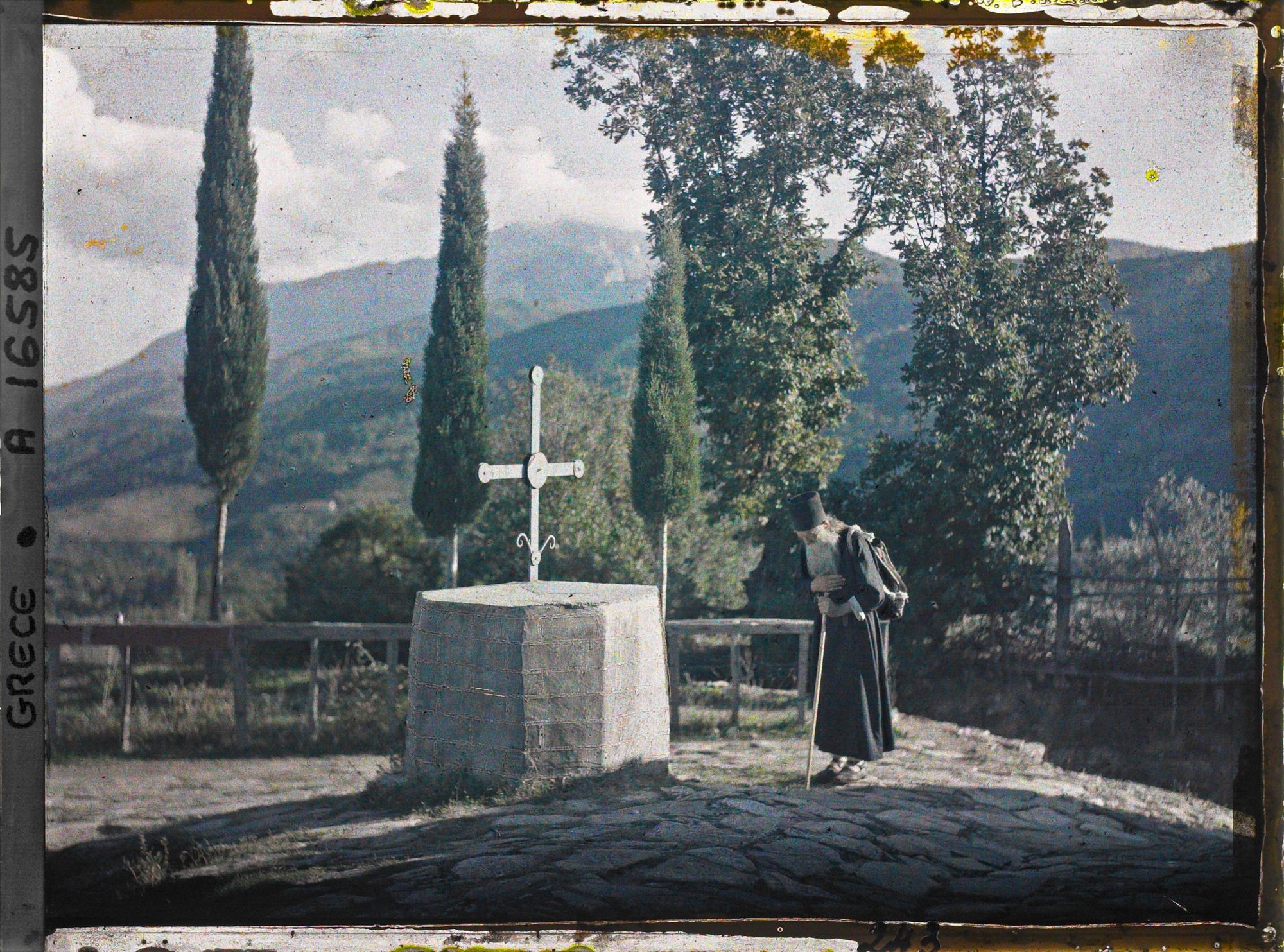 Image représentant Turquie, Kariès, Moine en prières, au fond, on aperçoit le Mont Athos