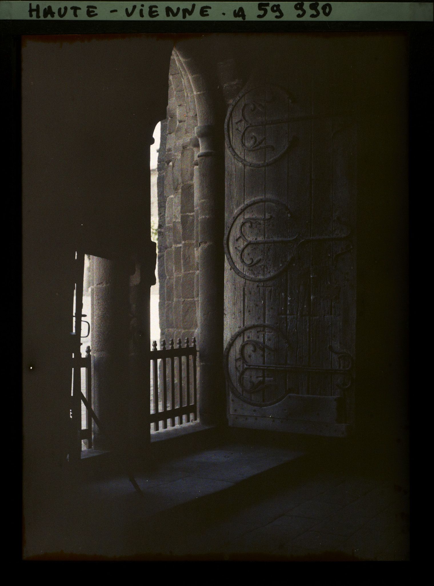 Image représentant Le porche de la collégiale Saint-Pierre
