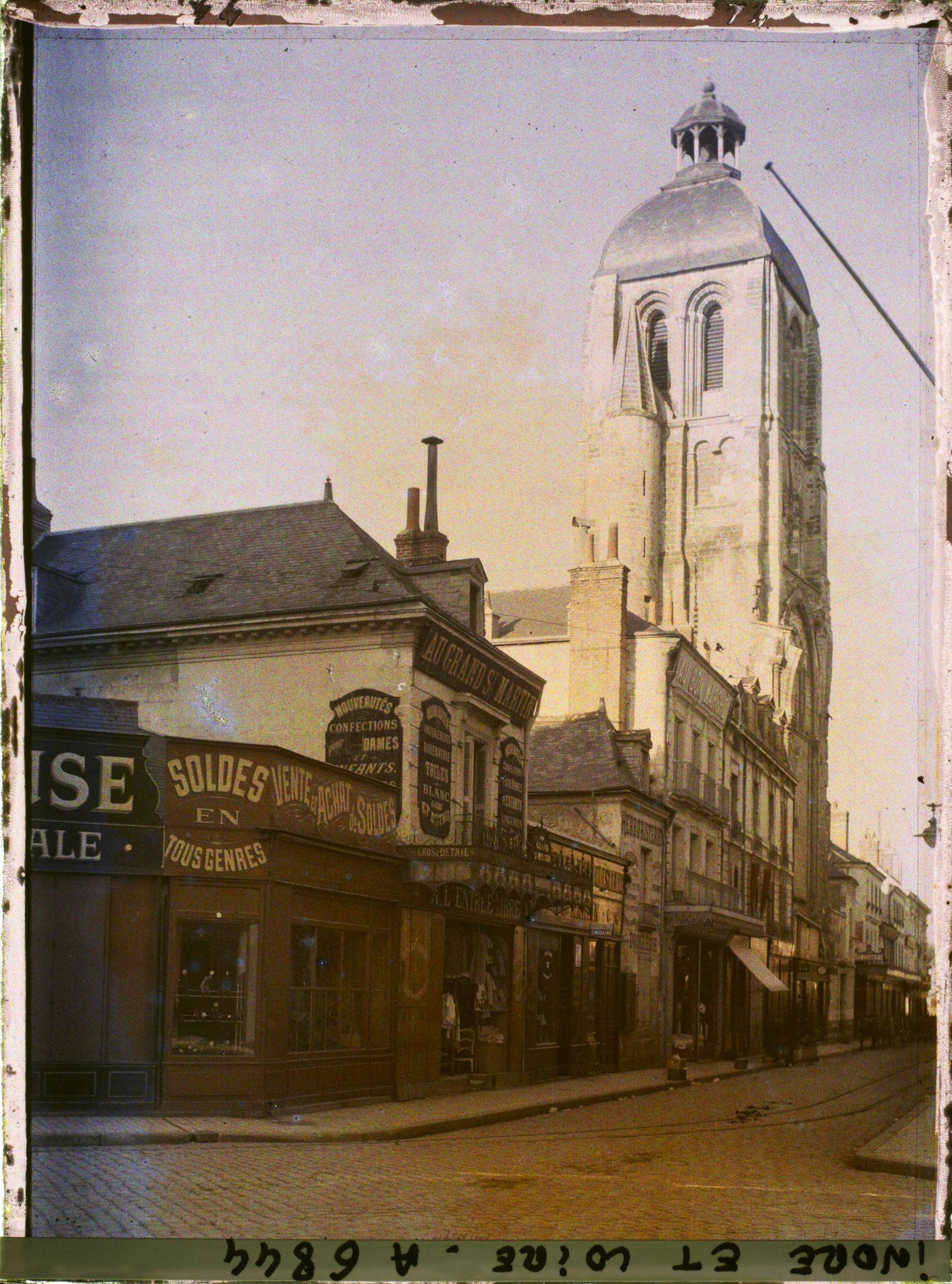 Image représentant Les boutiques de la rue des Halles et la tour de l'Horloge