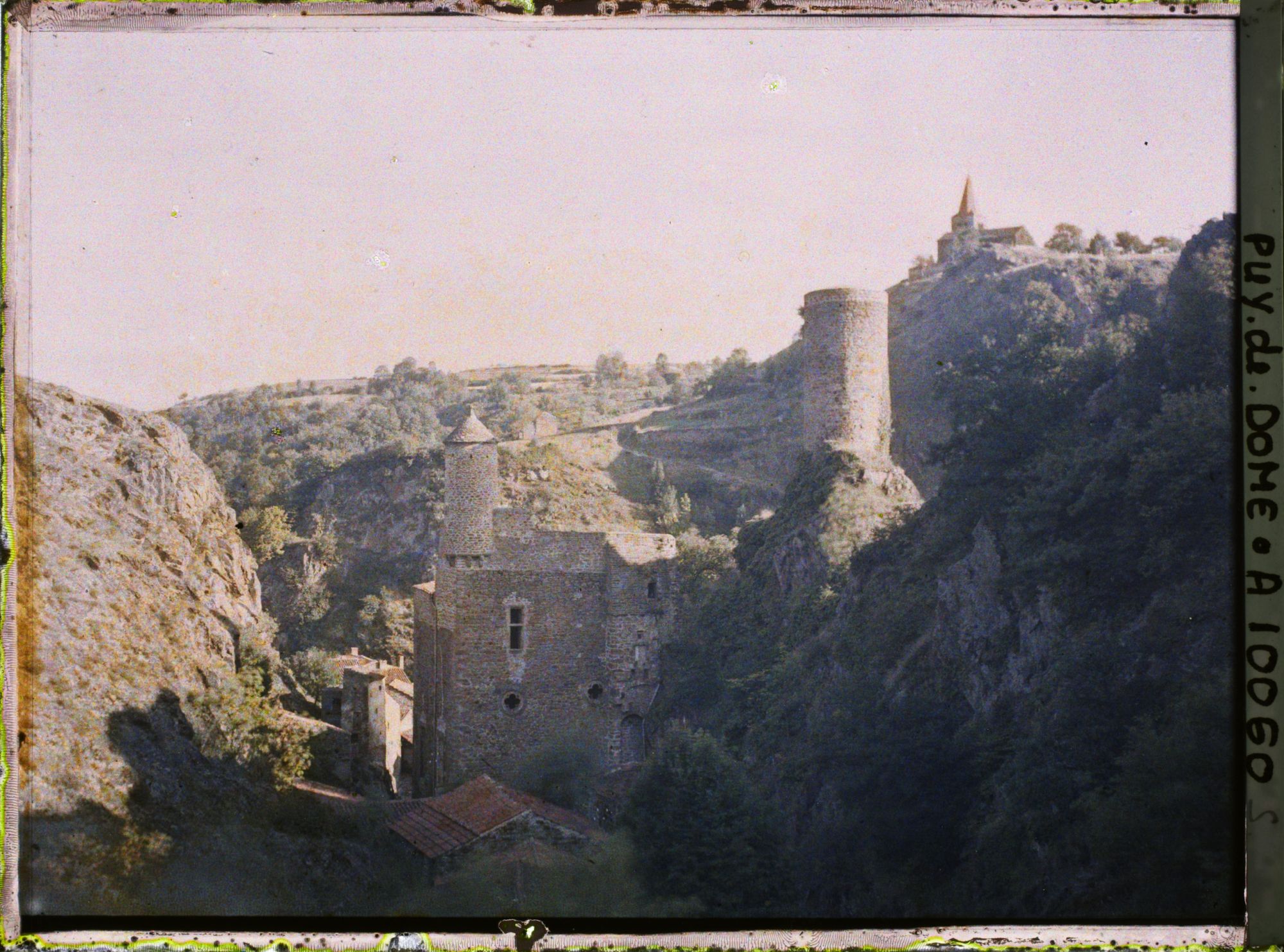 Image représentant France, St Floret, Vue d'ensemble sur le Château
