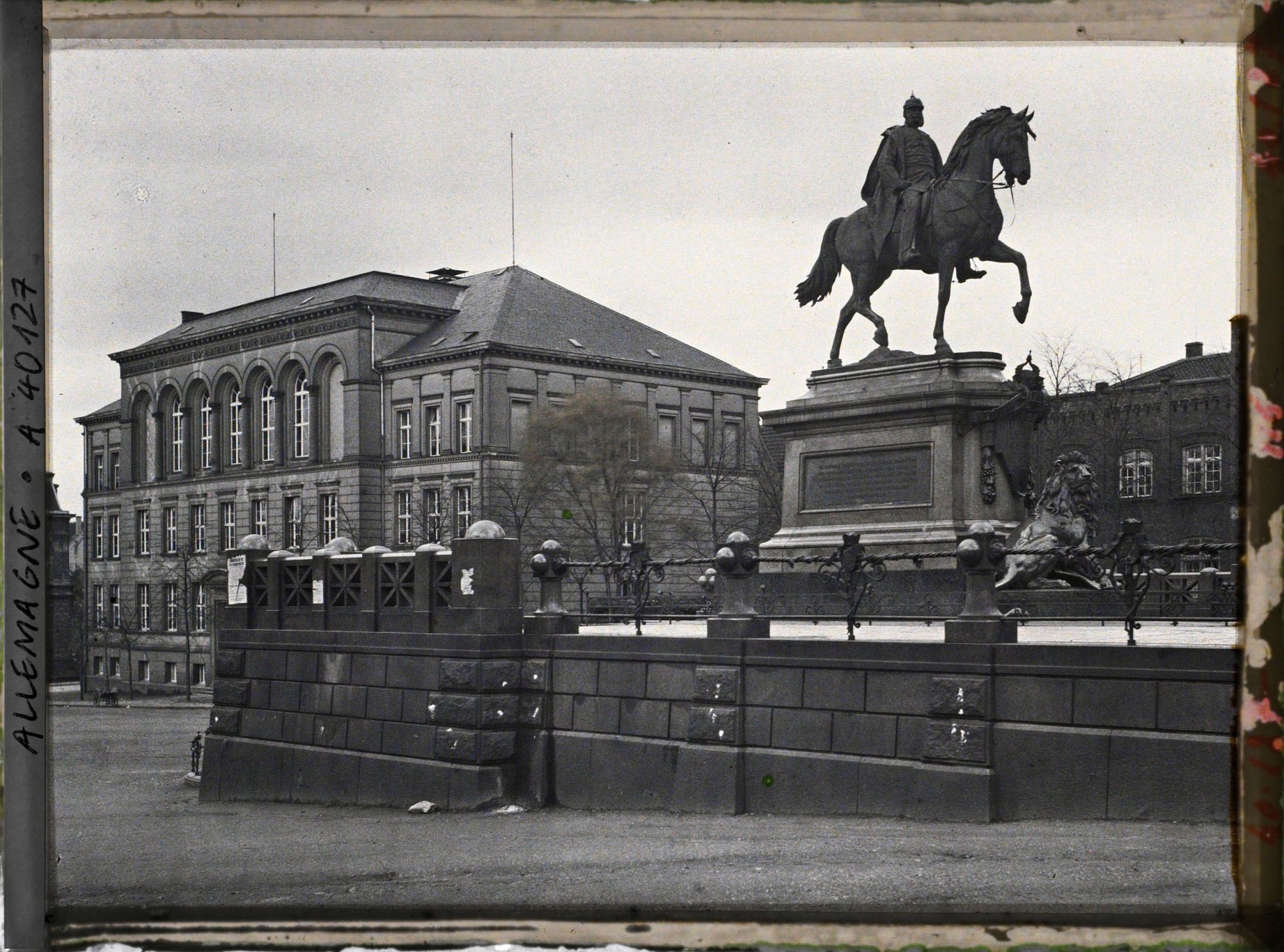 Image représentant Prusse , Essen, La Brugplatz et Statue de Guillaume le Grand