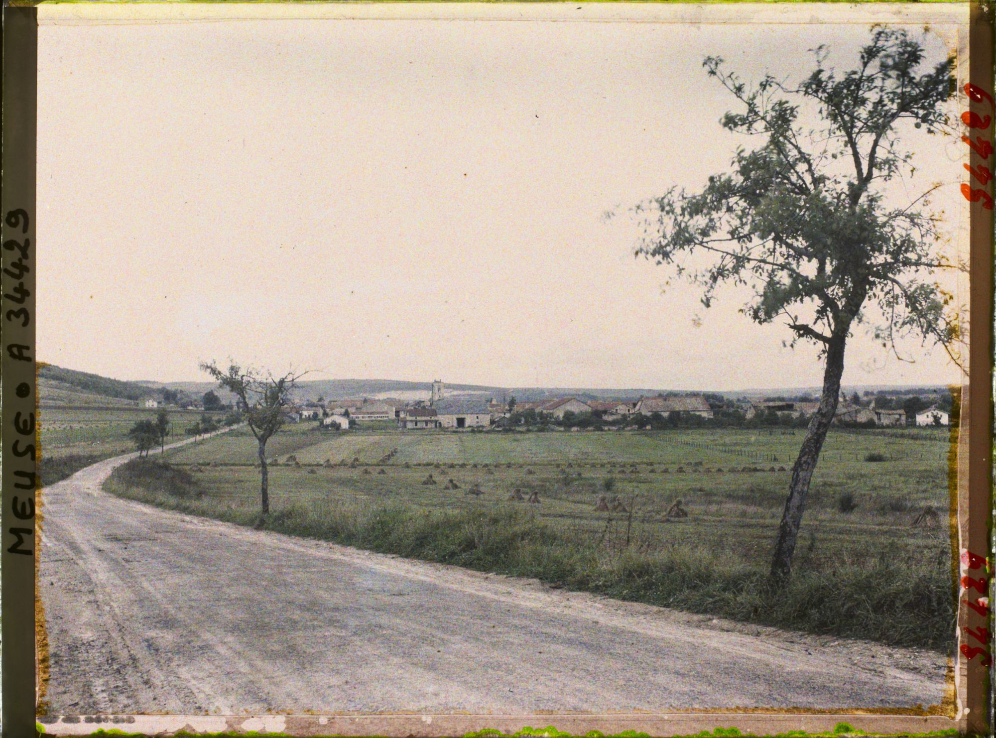 Image représentant France, Les Paroches, Vue sur le Village pris de l'Est
