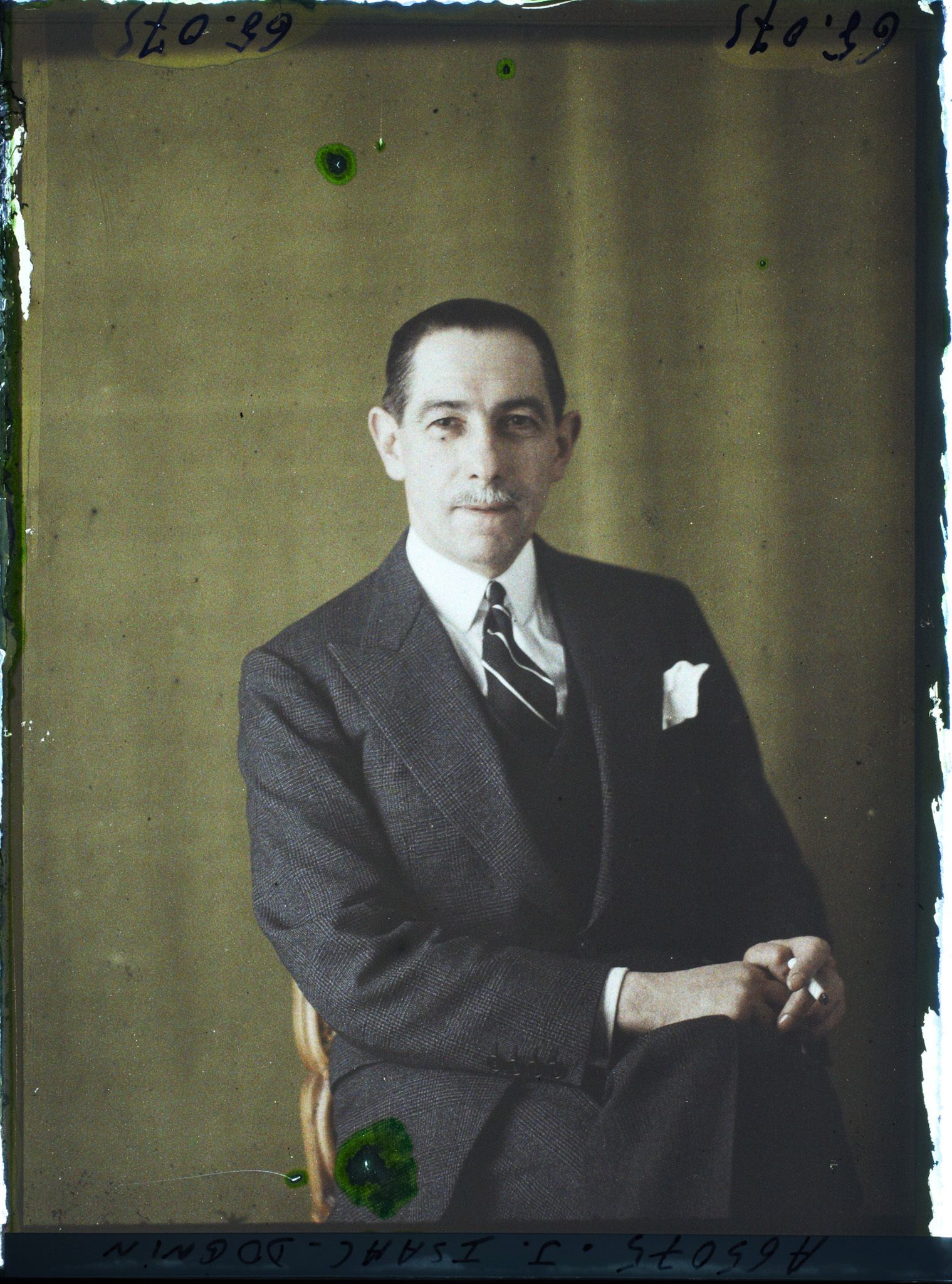 Image représentant https://musee-albert-kahn.s-museum.fr/home/NWQ2OTAwYzNmYjZlZTk1ZWQwODJmMjY4L2dlbmVyaWMtbm90aWNlLXRhYi9hdXRob3JpdHkvNjE3YTc5ZjVjZjhiODk2OGIzMzM3ZDIx/5d6900c3fb6ee95ed082f268/generic-notice-tab/authority/617a79ebcf8b8968b3336f9f Monsieur J. Isaac Dognin