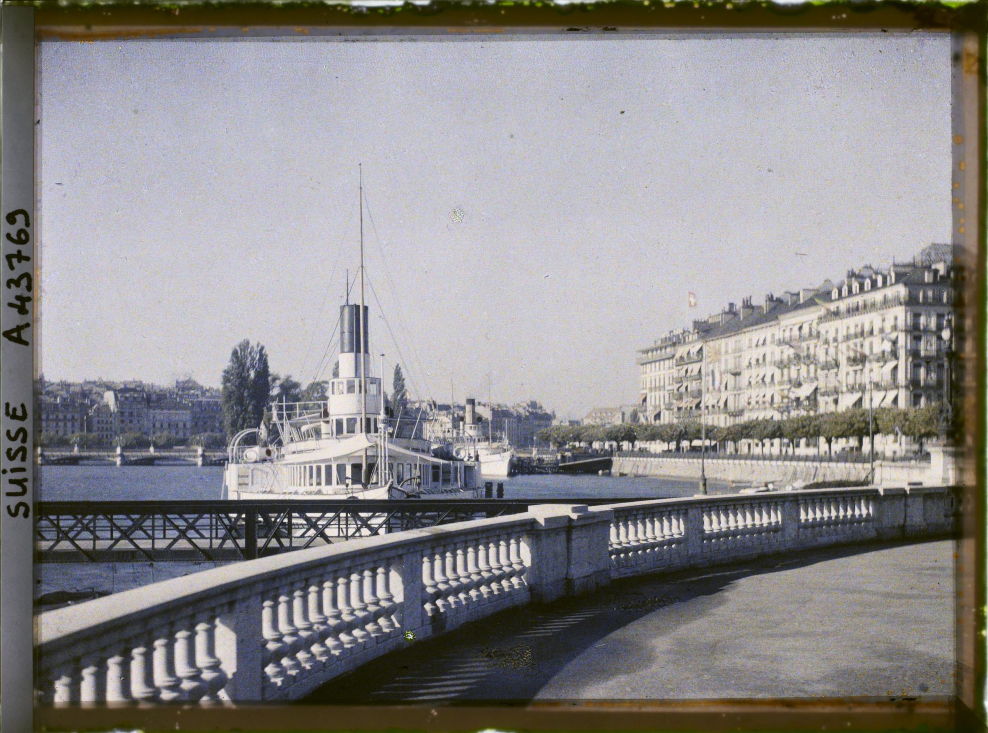 Image représentant Le bateau à vapeur Général Dufour à l'embarcadère du quai du Mont-Blanc
