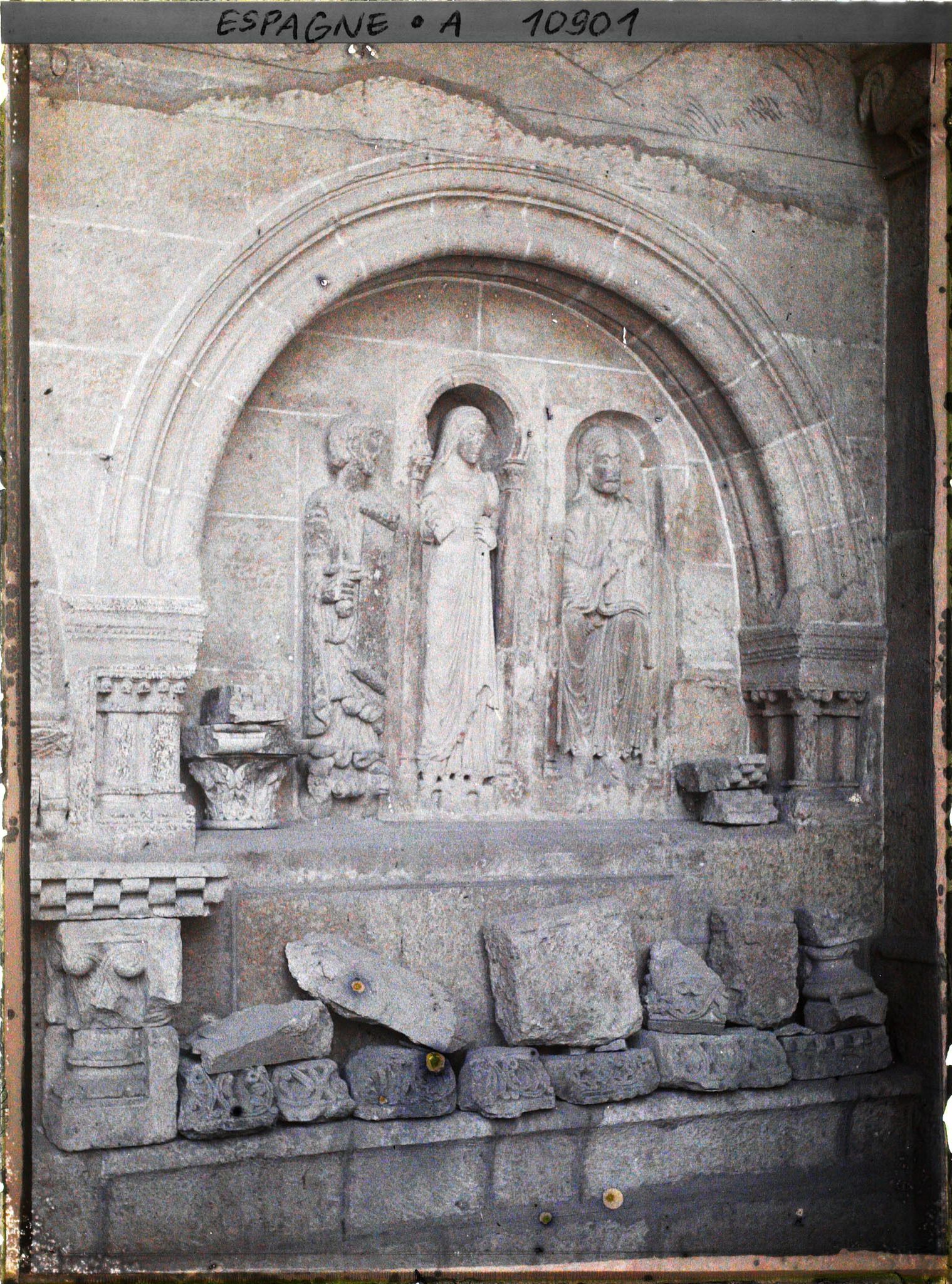 Image représentant Espagne, Léon, Dans le cloître de la Cathédrale un des Tombeaux les plus anciens avec fresques du XVe Siècle
