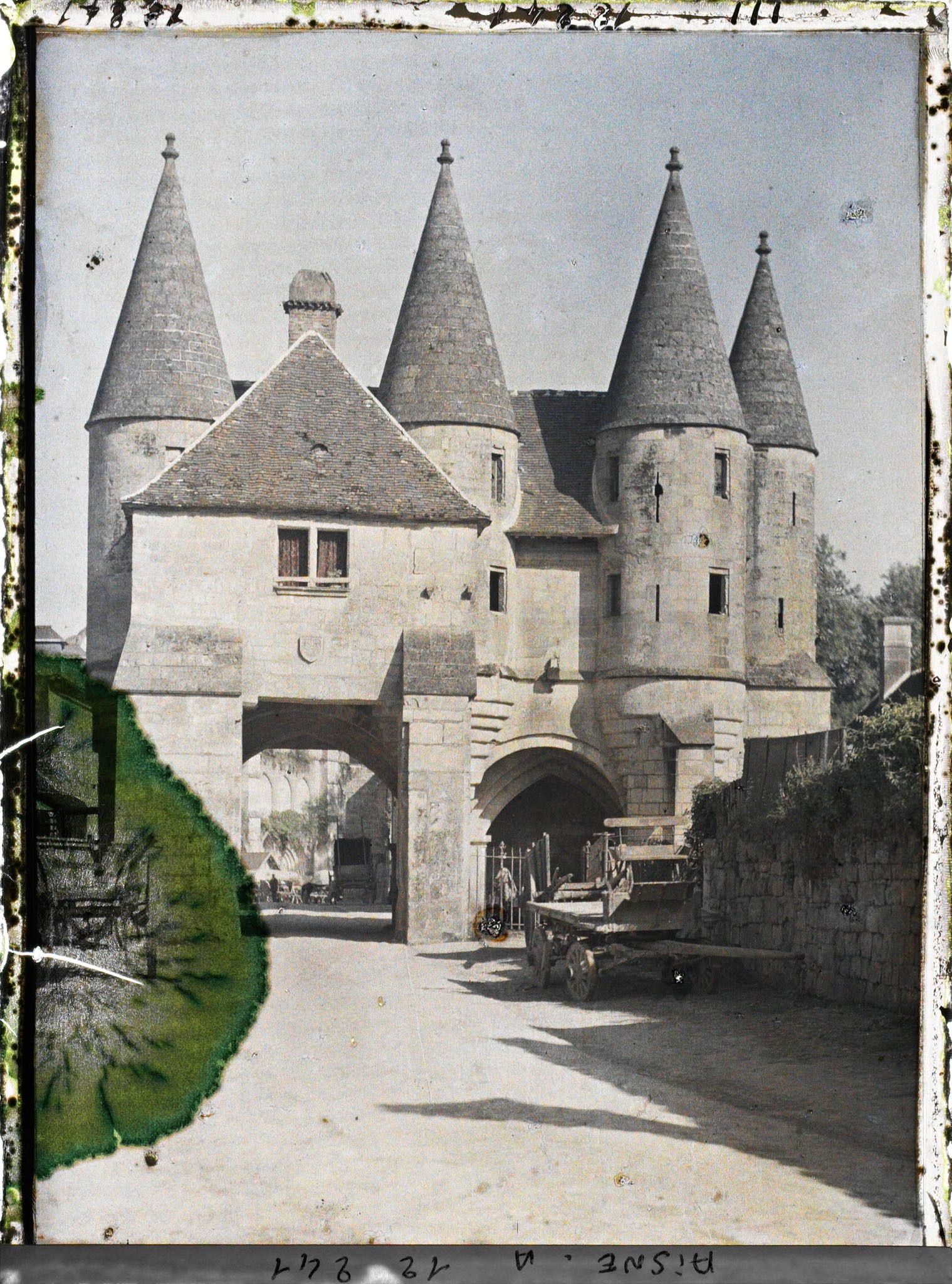 Image représentant Tour-porche du XIVe siècle à l'entrée du village