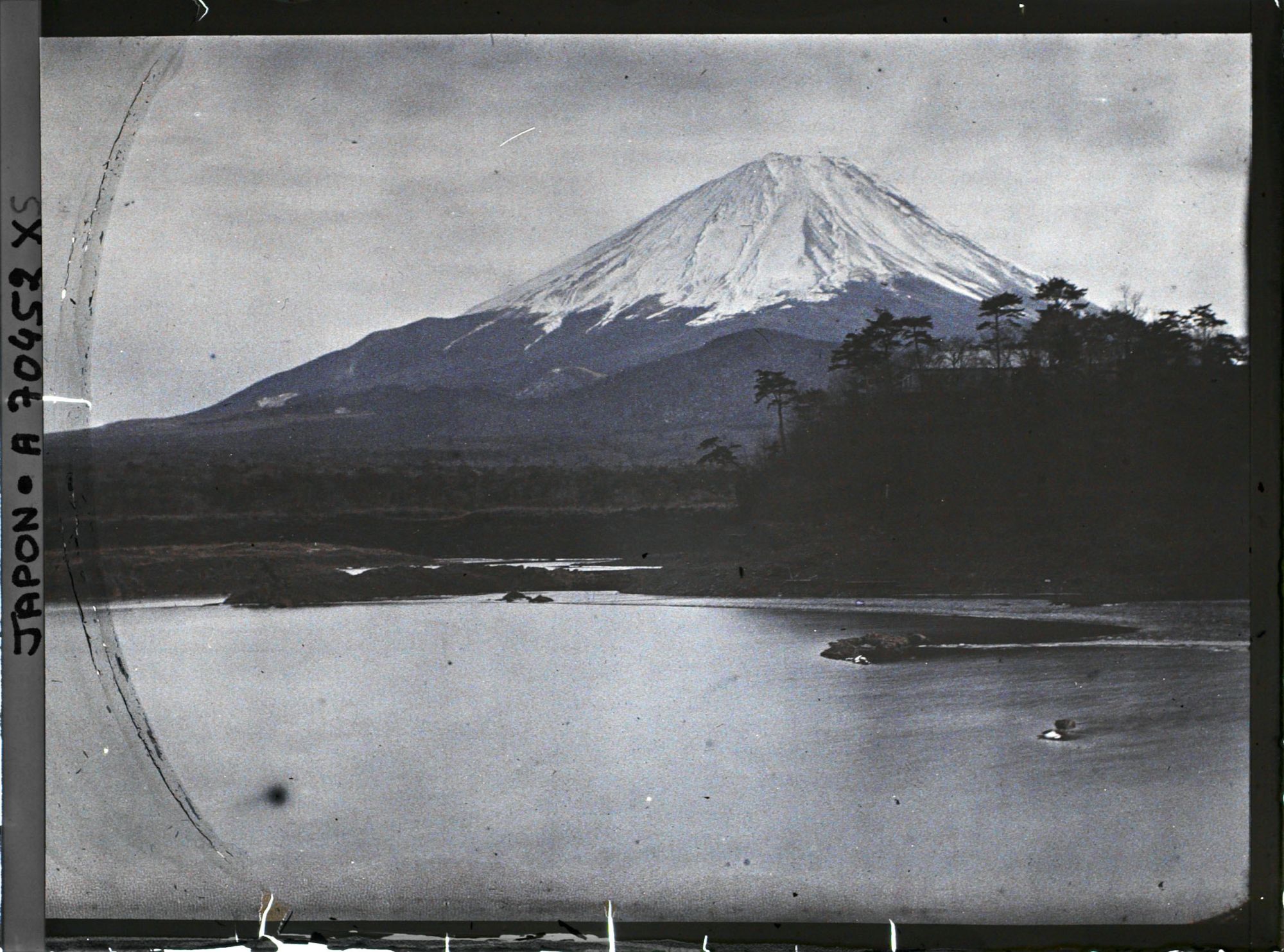 Image représentant Le Mont Fuji (Fuji-san) vu du lac Shôji (Shôji-ko)