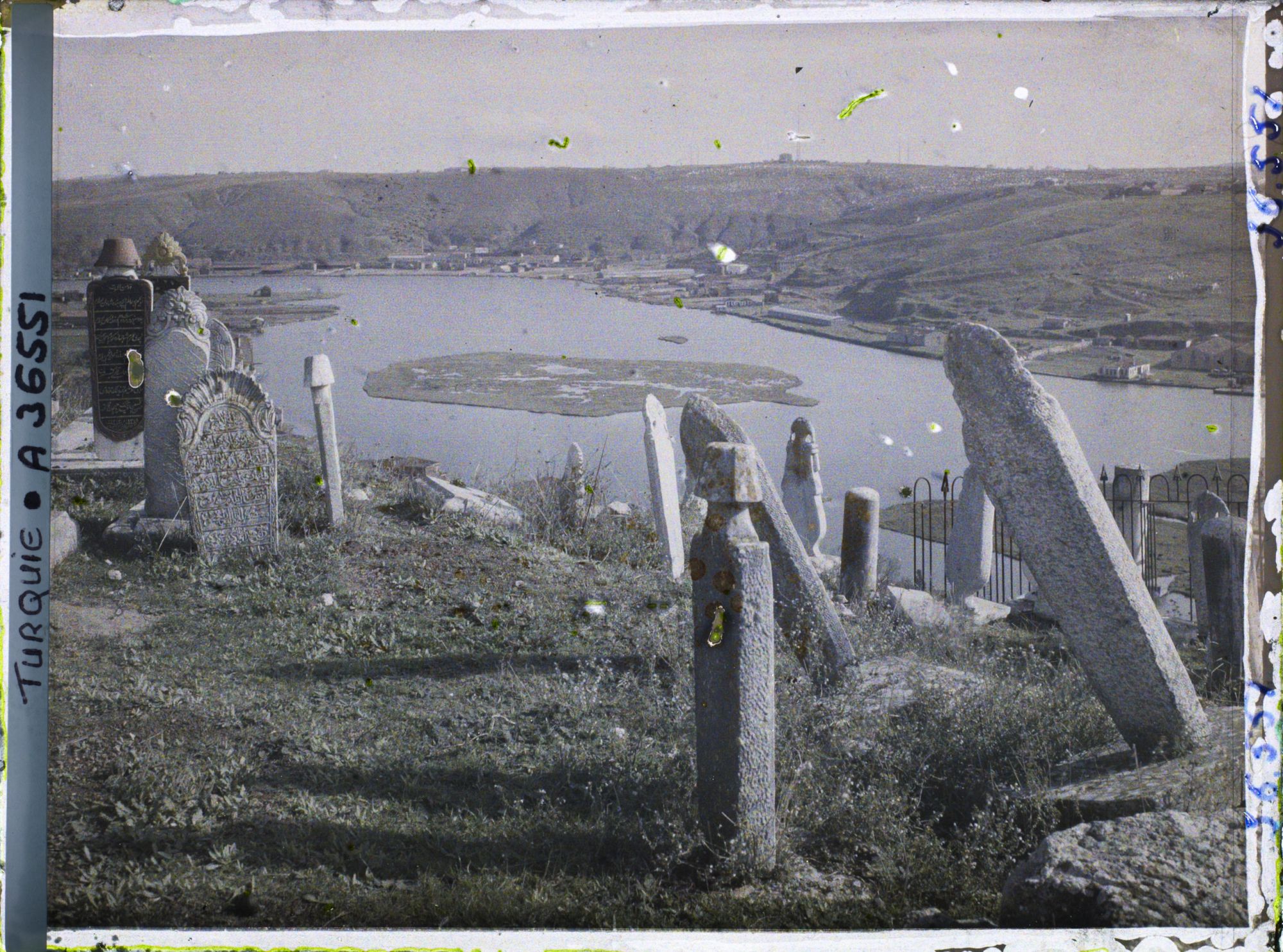 Image représentant Le haut (le fond) de la Corne d'Or depuis le cimetière d'Eyüp (au nord, de la rive droite) en direction du nord